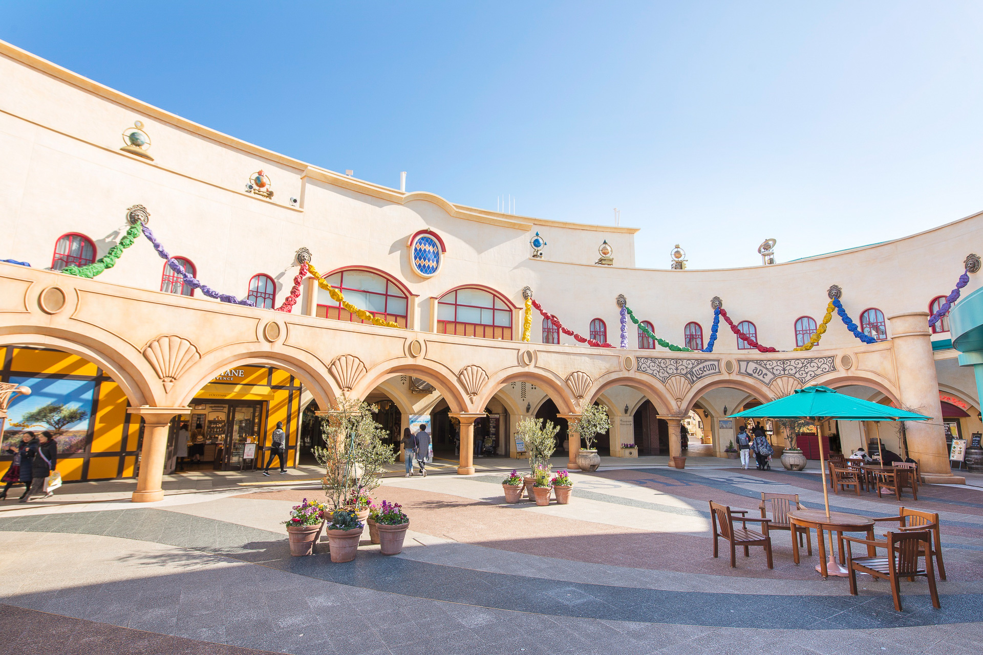 2階 トレイル＆トラック、シアター・フロント、グレイシャス・スクエアなどに17店舗登場予定だ