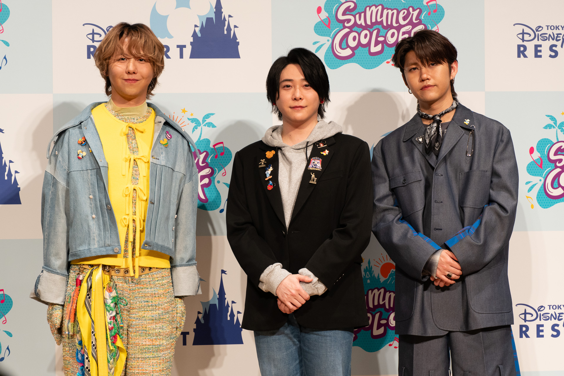 東京ディズニーリゾートの夏イベントがミセスとコラボ。左から藤澤涼架さん、大森元貴さん、若井滉斗さん