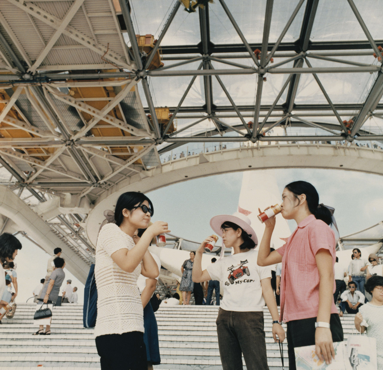 ウェルカムドリンクは、1970年の大阪万博で大ヒットした世界初の缶コーヒー「UCC コーヒーミルク入り」の復刻缶