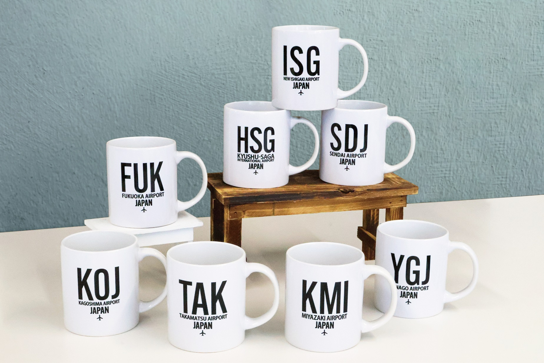 人気の空港3レターコードグッズに新商品「マグカップ」「ステッカー」登場