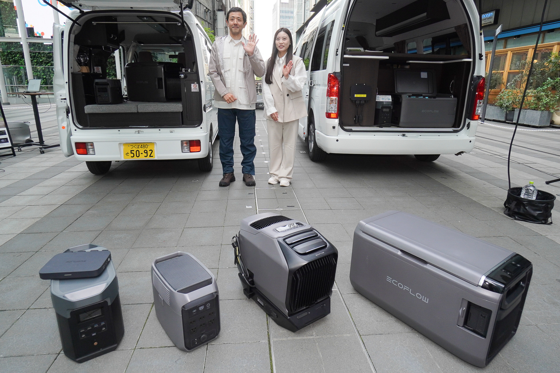 EcoFlowの新製品を前に、EcoFlow Technology Japan株式会社 広報部 部長 伊藤麗雅氏（右）とゲストで登場した俳優の濱津隆之さん（左）