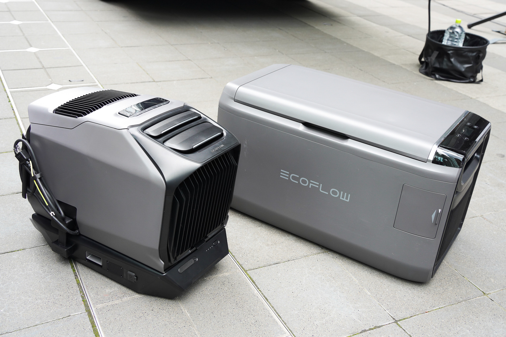 発表したポータブルエアコン「WAVE 3」（右）と、ポータブル冷蔵庫「GLACIER Classic（35L）」（左）