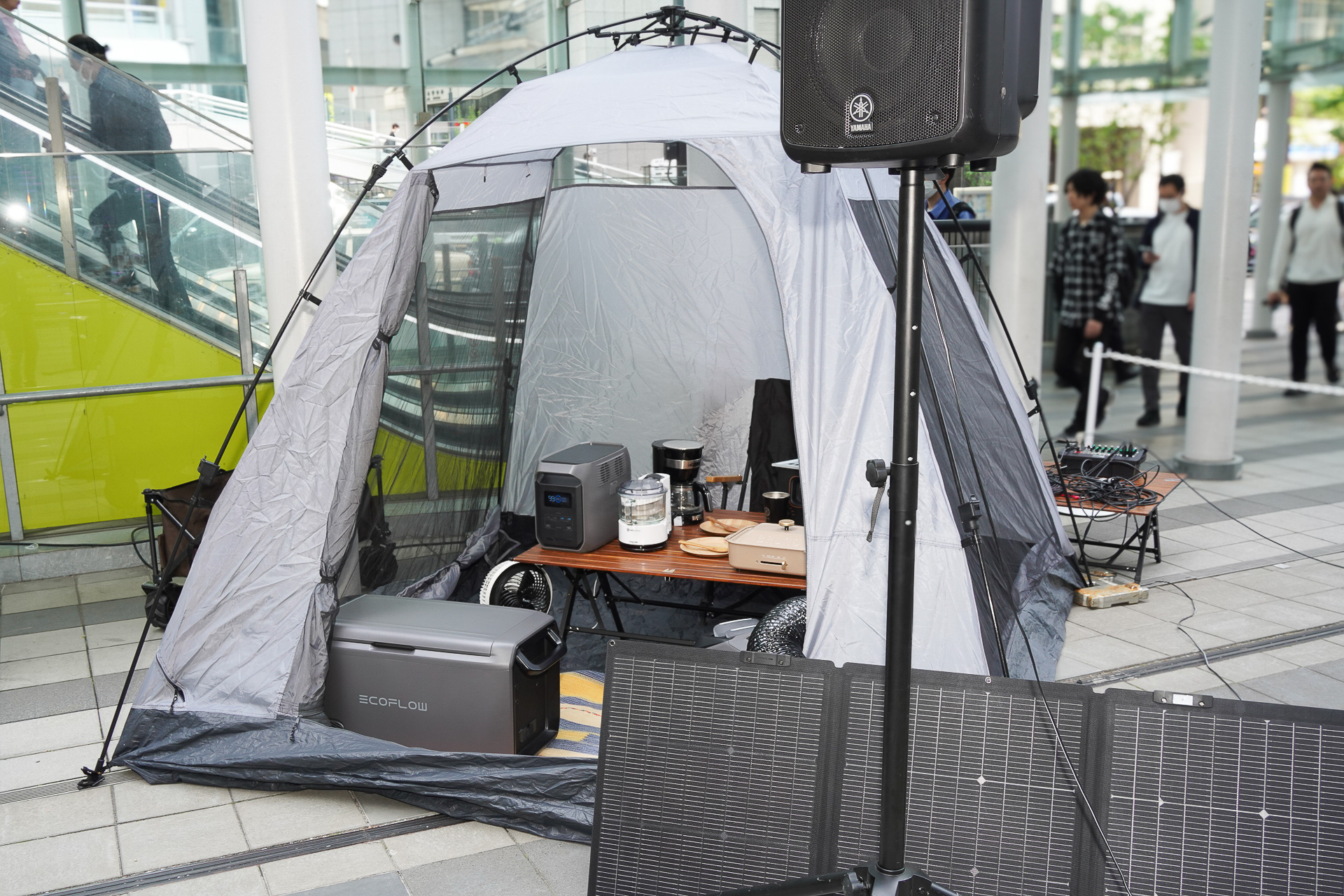 キャンプシーンを想定したテント利用の展示