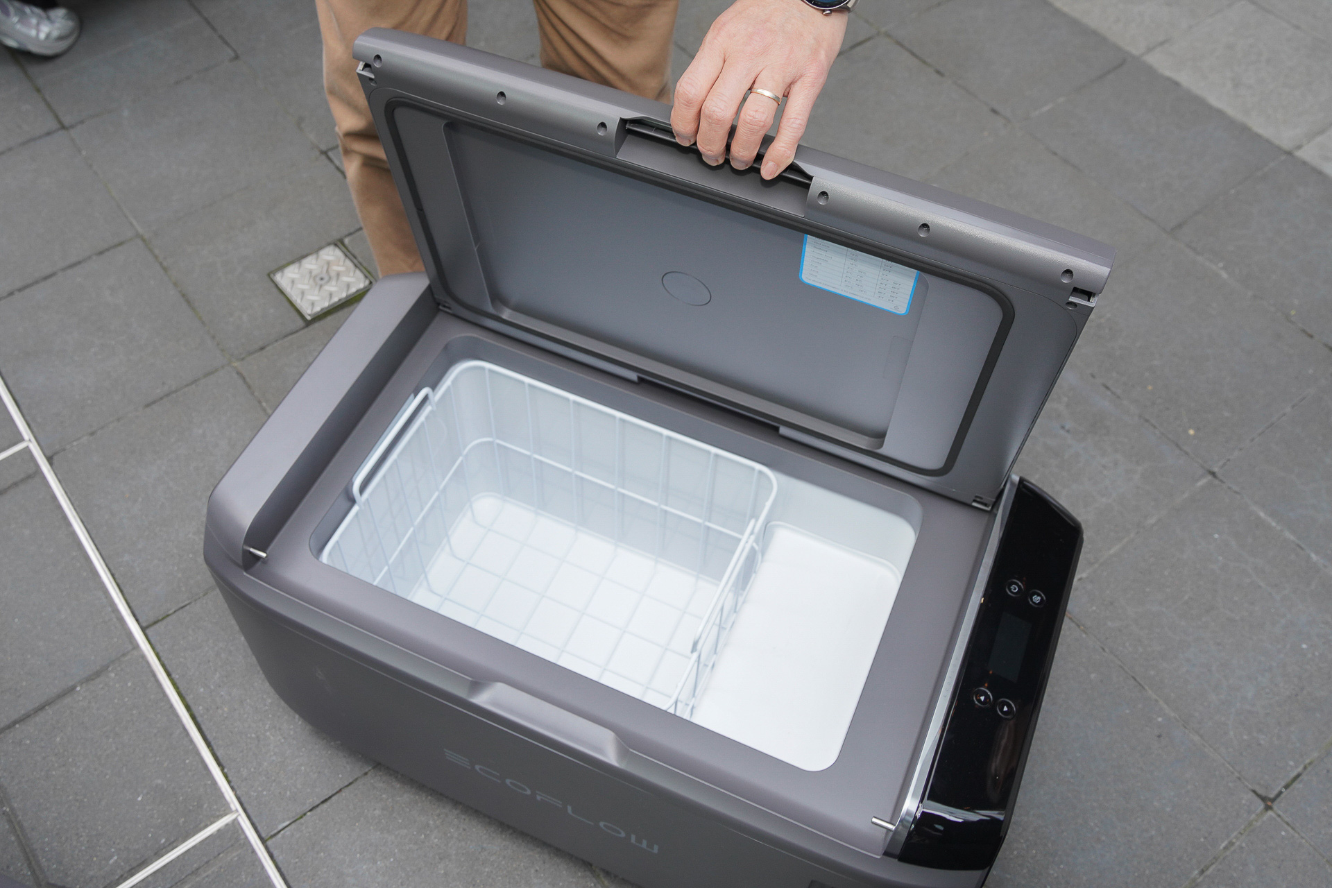 扉は左右のどちらからでも開閉できる。35Lの内部