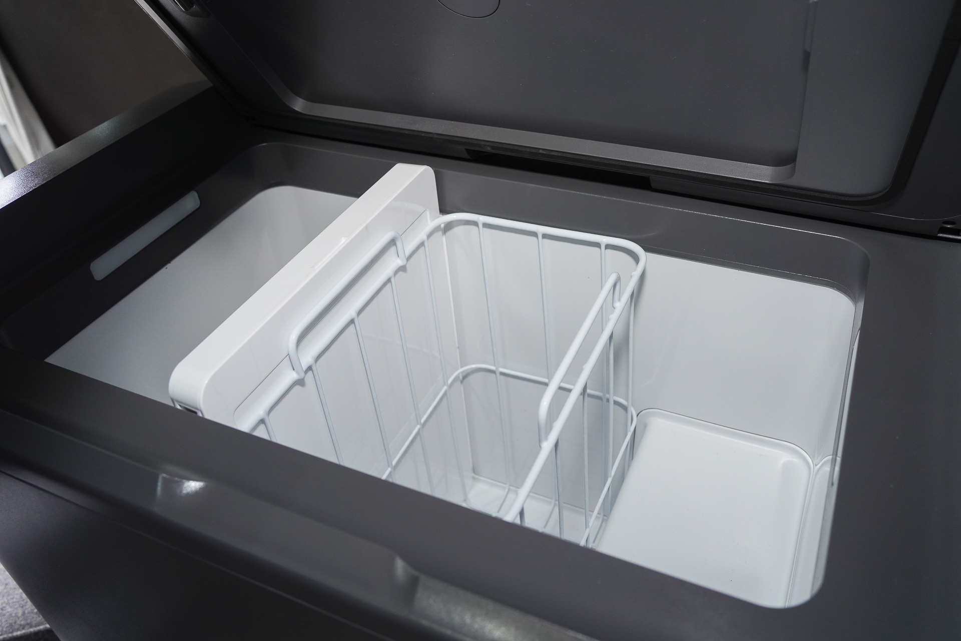 45Lの内部。2室に分割されている