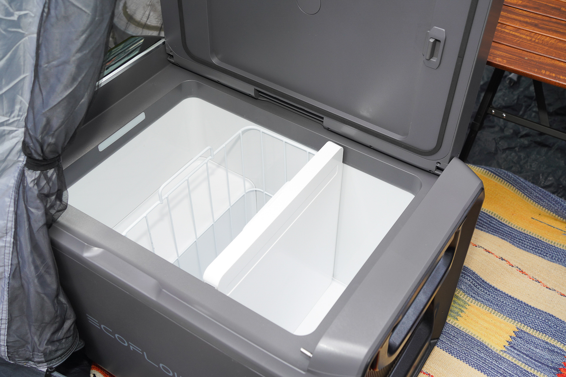 55Lの内部。2室で余裕あるサイズ