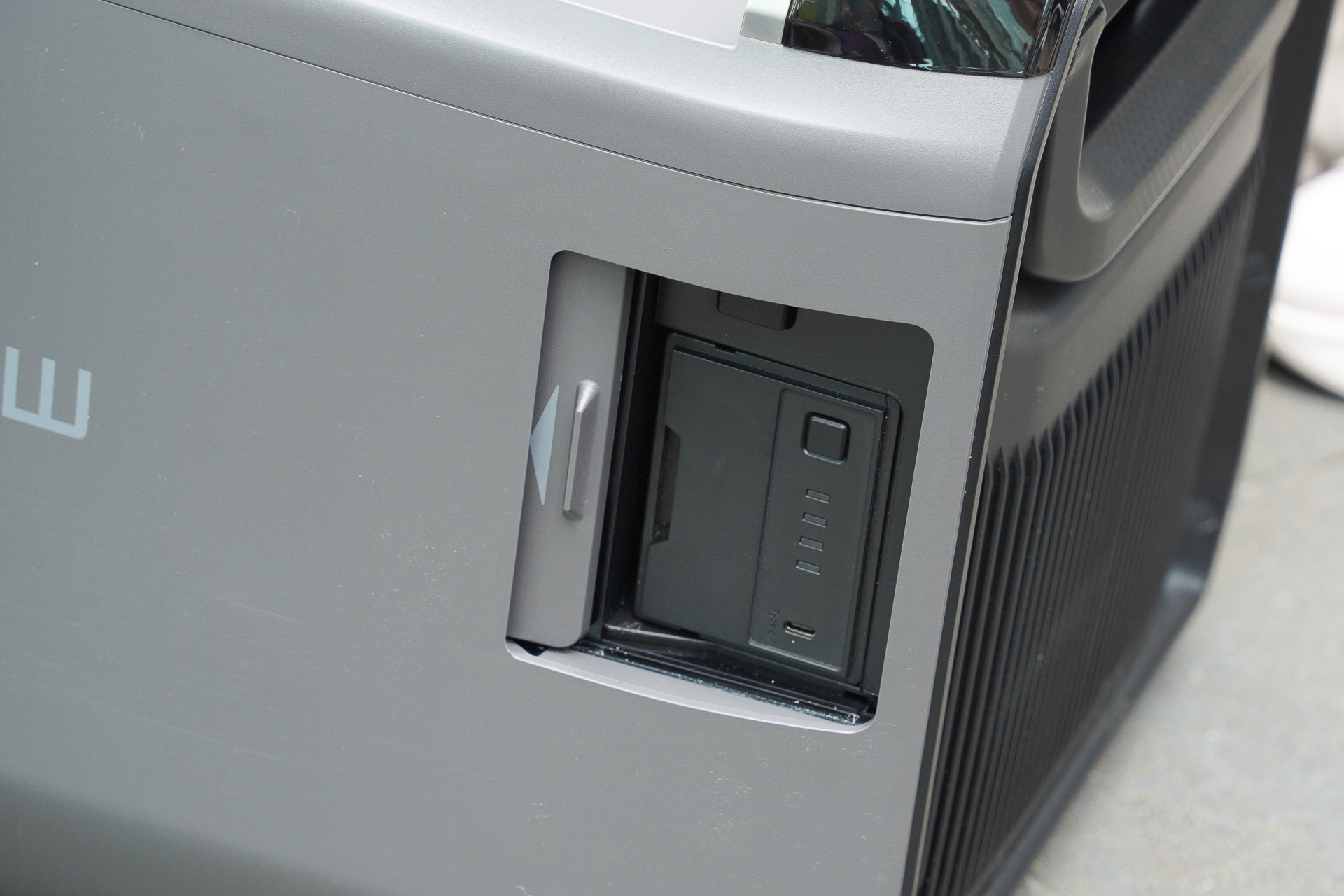 専用バッテリーパックの取り出し口