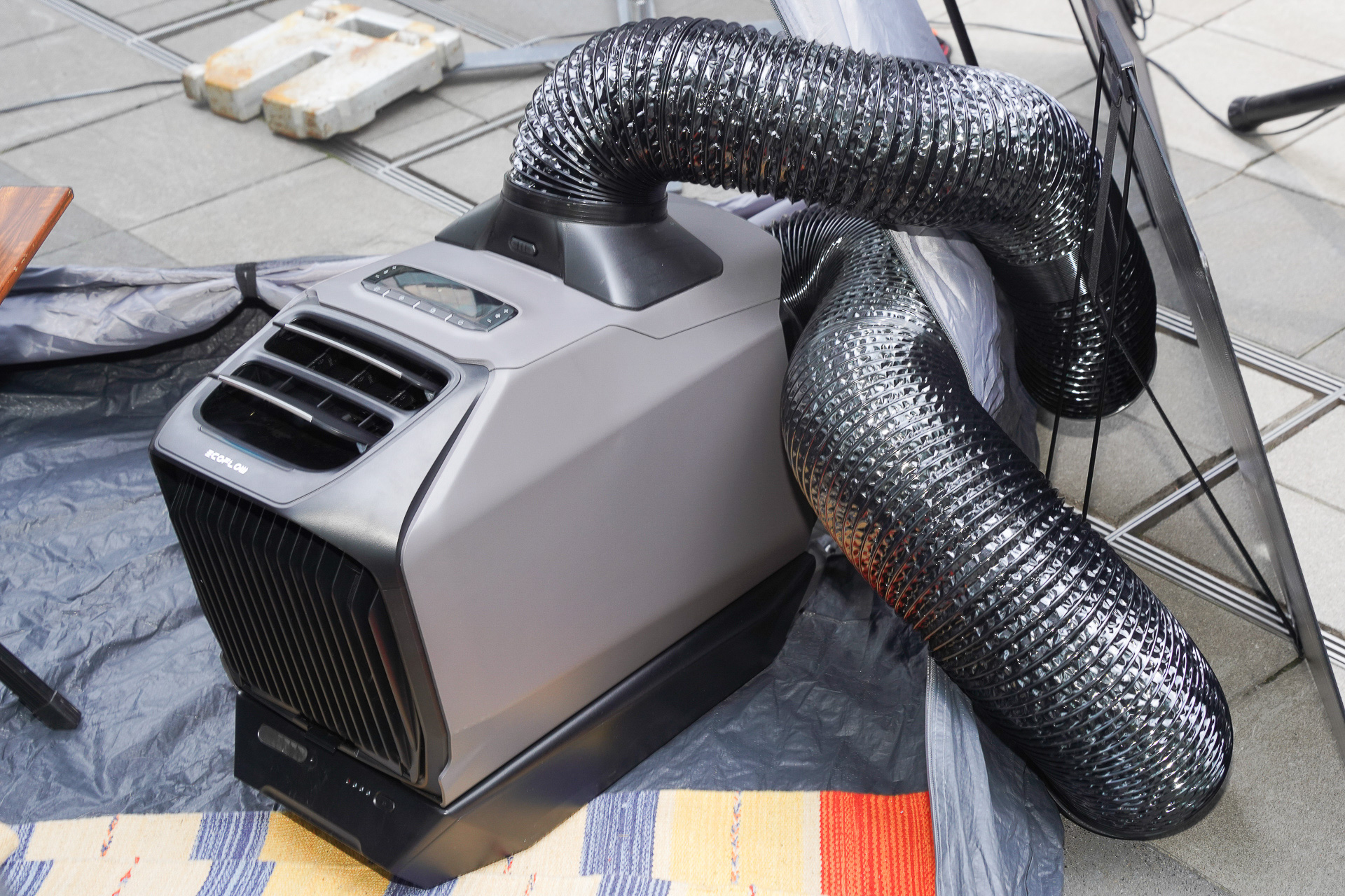 テント内でのセッティング例。吸排気のダクトを付けている