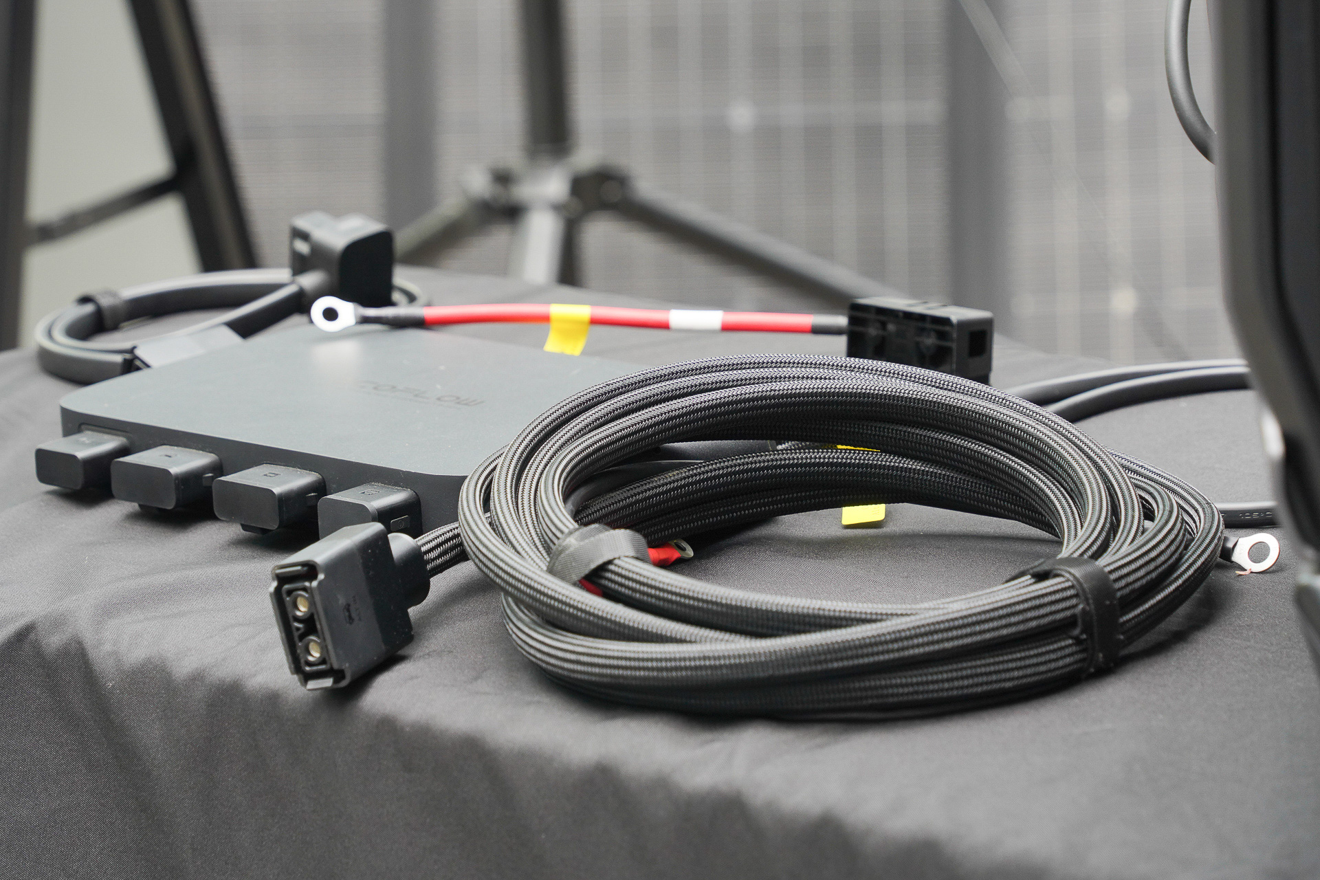 バッテリー接続用の配線ケーブル