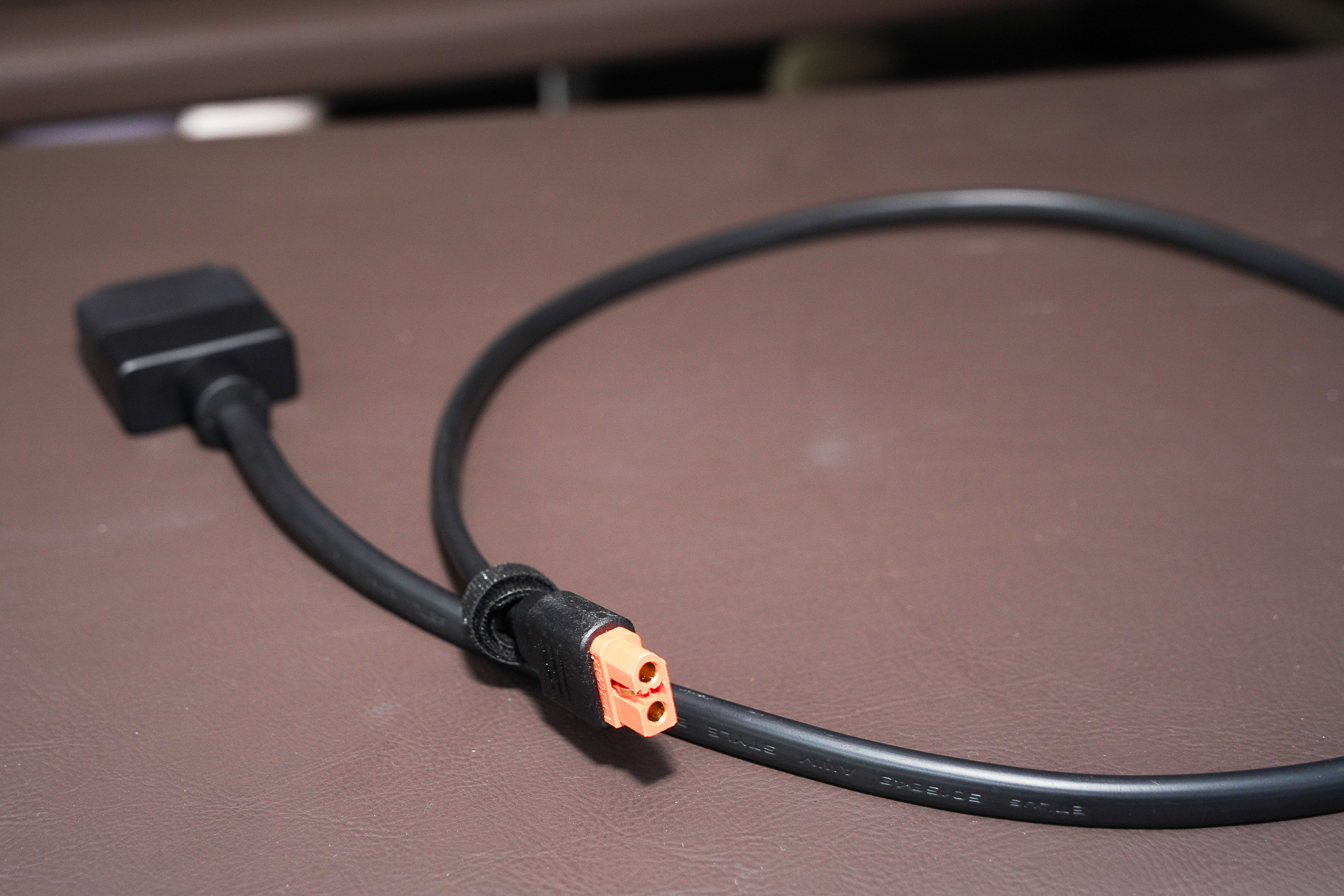 新しく付属するXT60ケーブル。他社製ポータブル電源とも接続可能