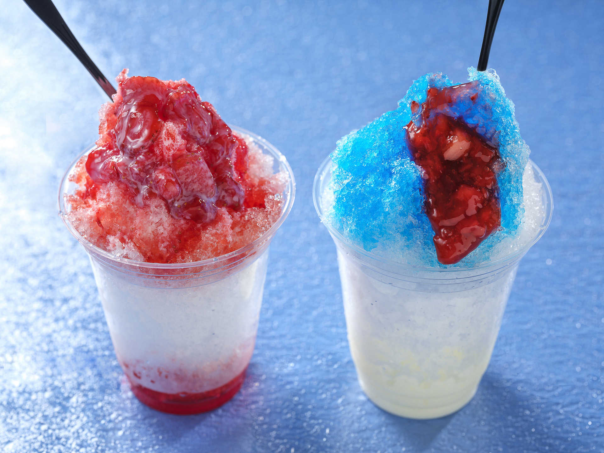「シェイブアイス（ストロベリーミルク、ラッシー＆ストロベリー）」（各600円）