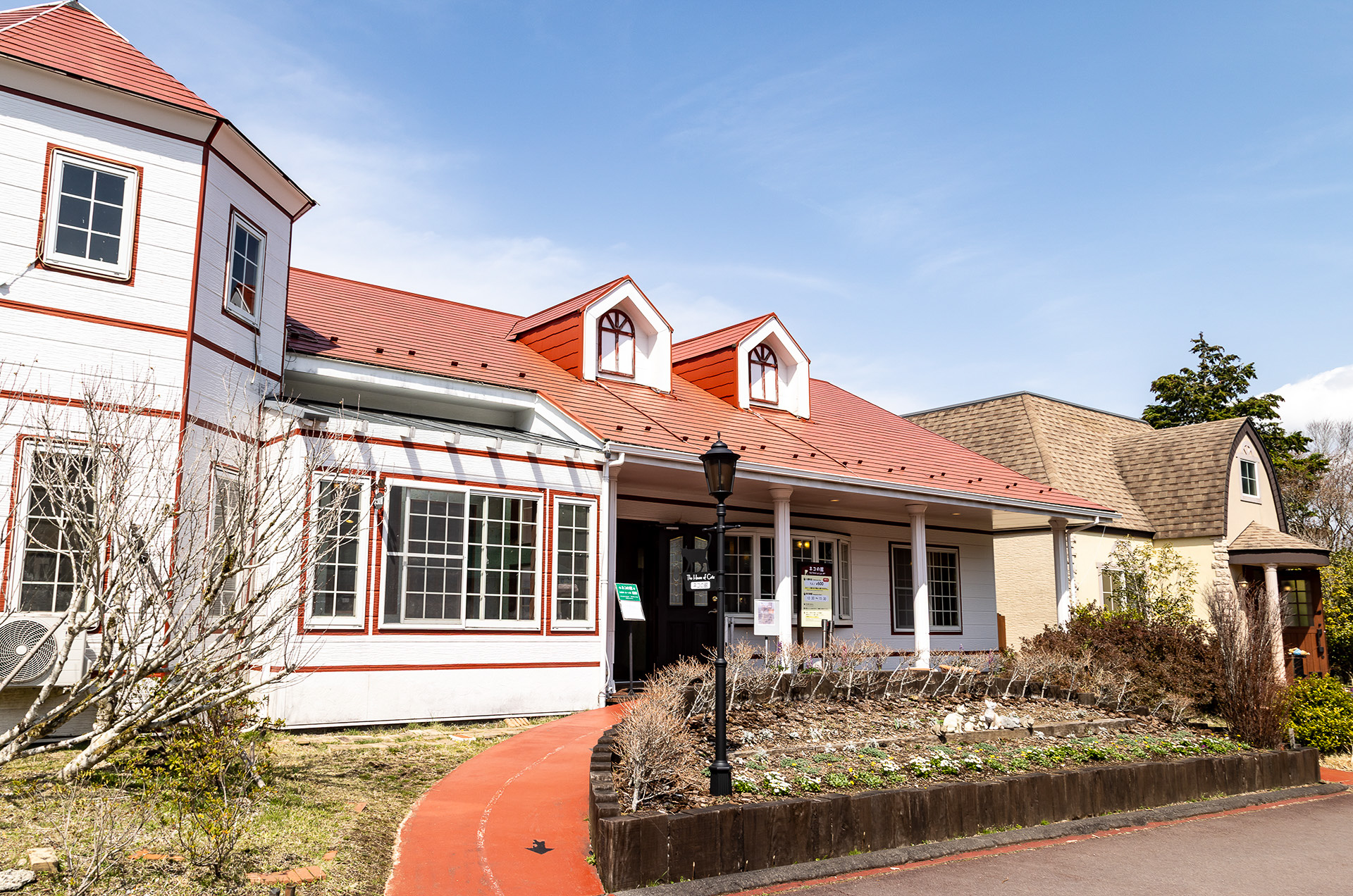 ネコの館（手前）とウサギの館