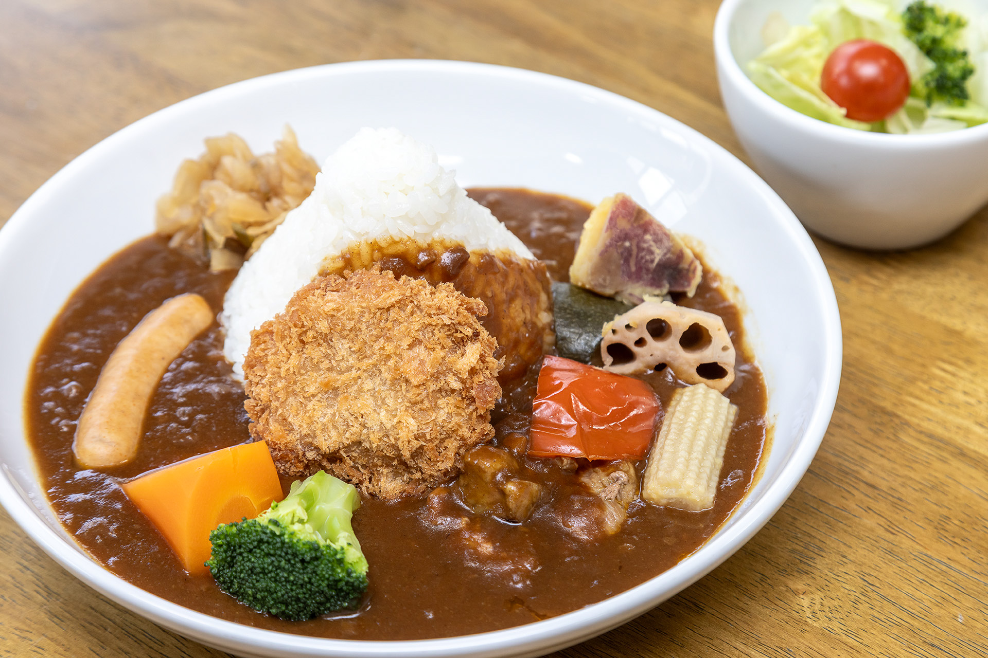 人気の富士山カレー（1400円）。サラダ付き