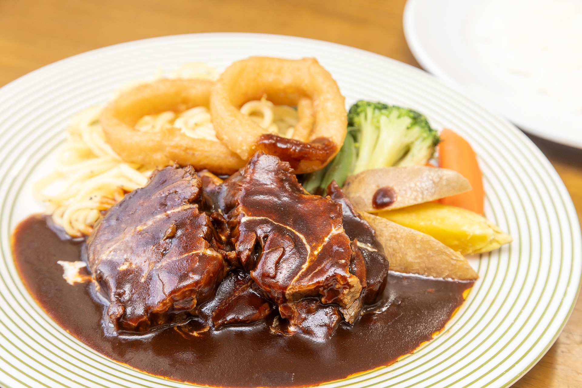 記者はビーフシチュー（1600円）をいただいた。お肉がほろほろで美味