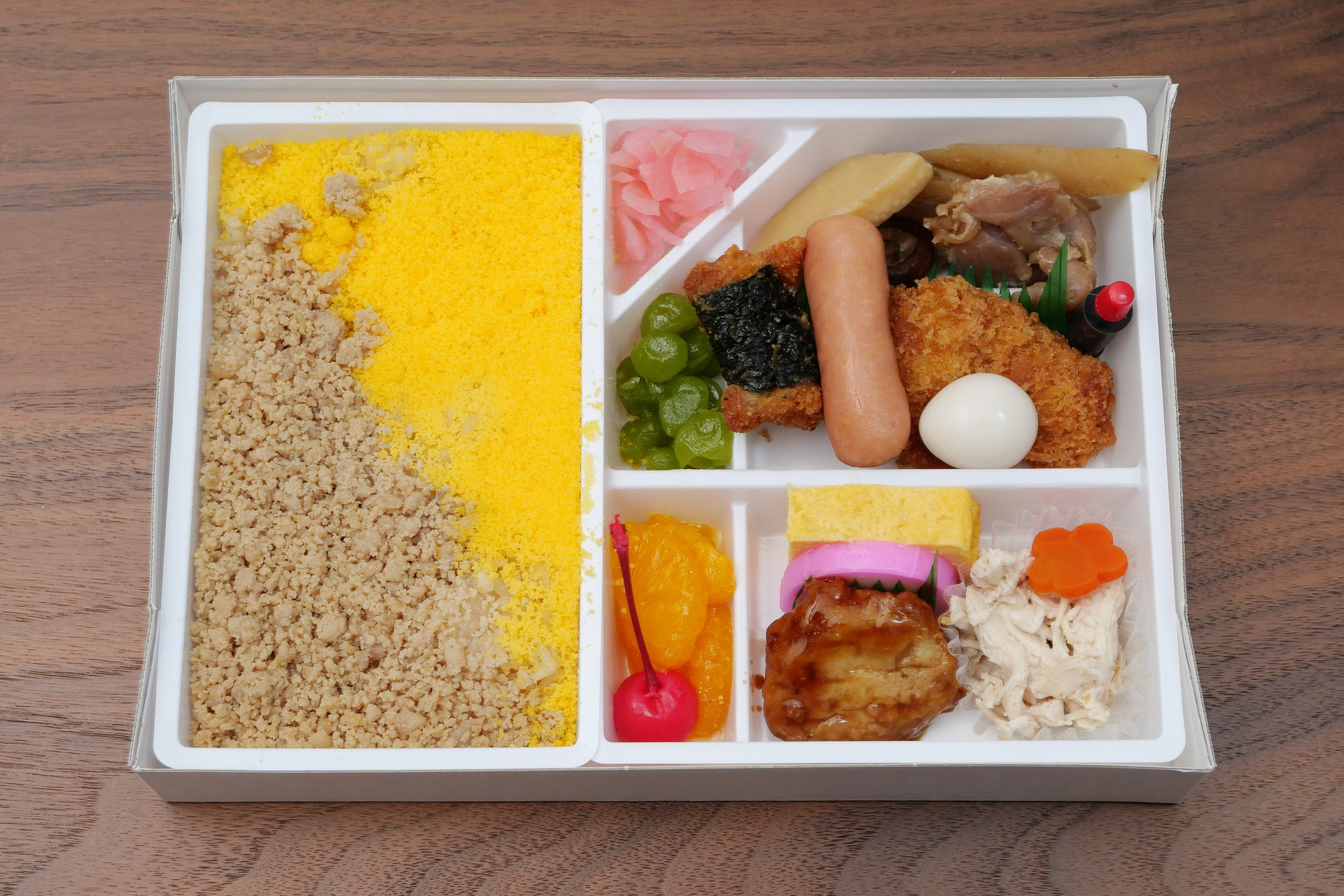 鶏そぼろご飯をはじめとして、たくさんの鶏肉料理が盛り付けられている