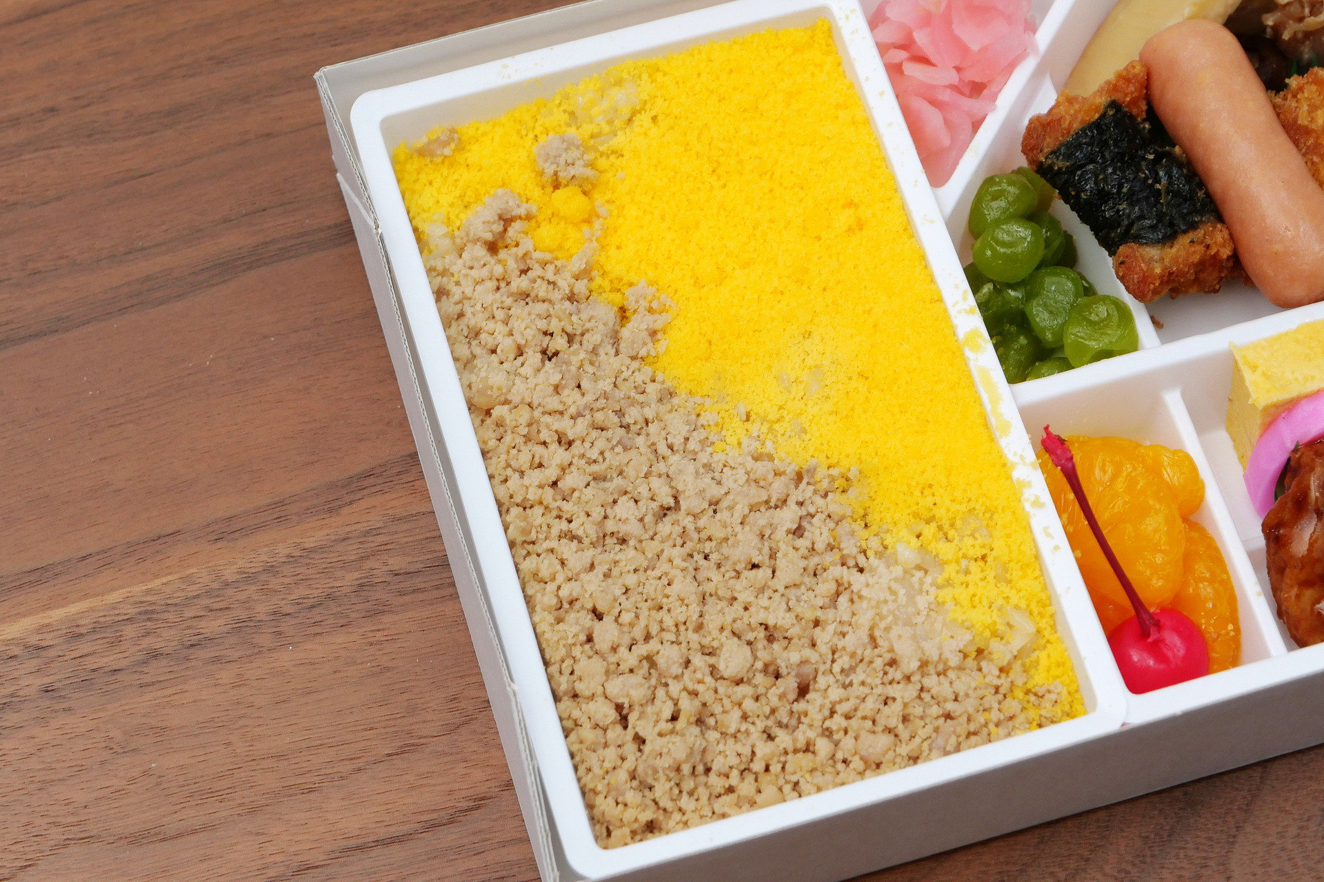 鶏そぼろご飯は、鶏肉の出汁で炊いたご飯の上に、鶏肉と玉子のそぼろが敷き詰められている