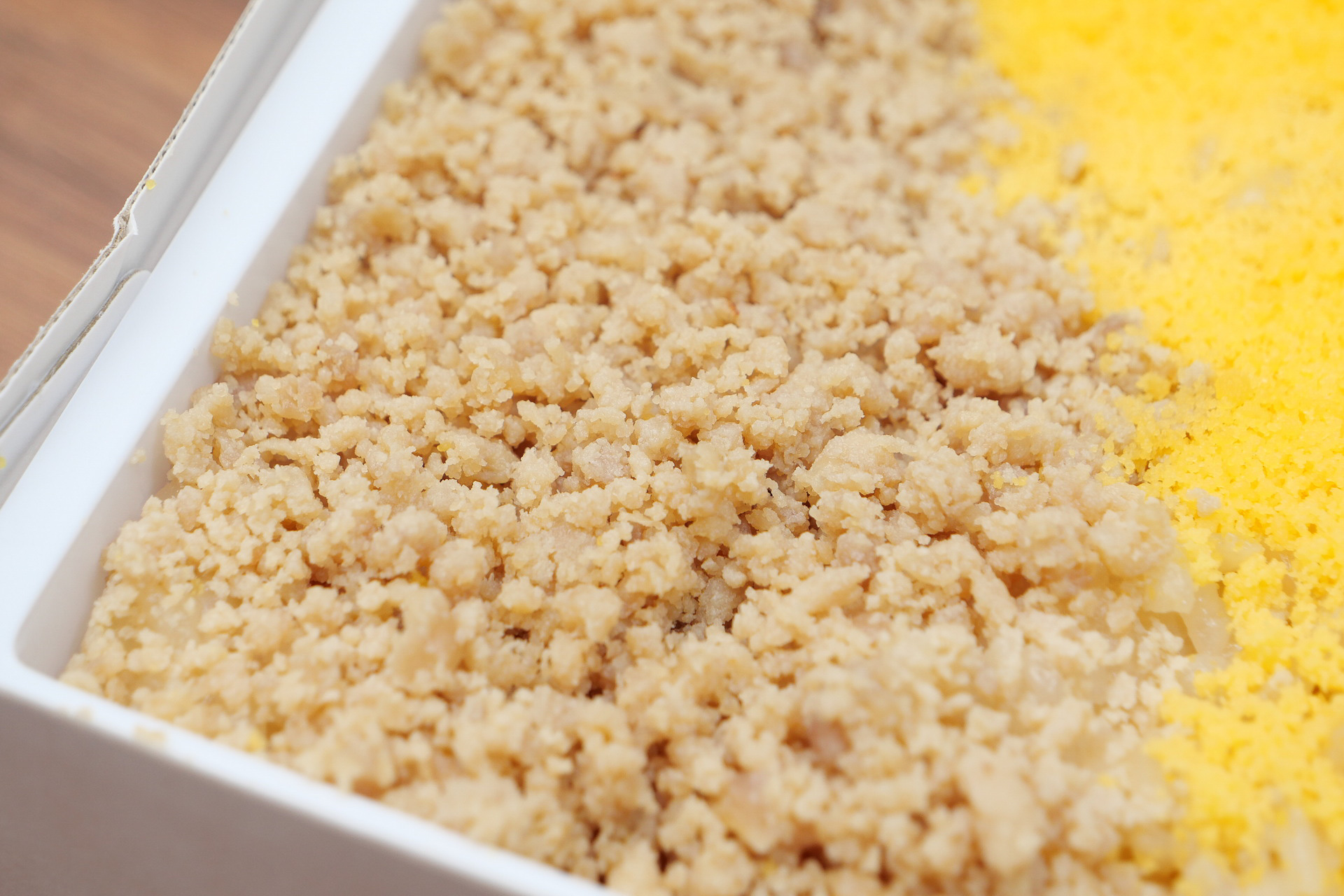 鶏肉はかなり甘めの味付けで、鶏肉の出汁で炊いたご飯と合わせると双方が風味を引き立て、より旨味が増す