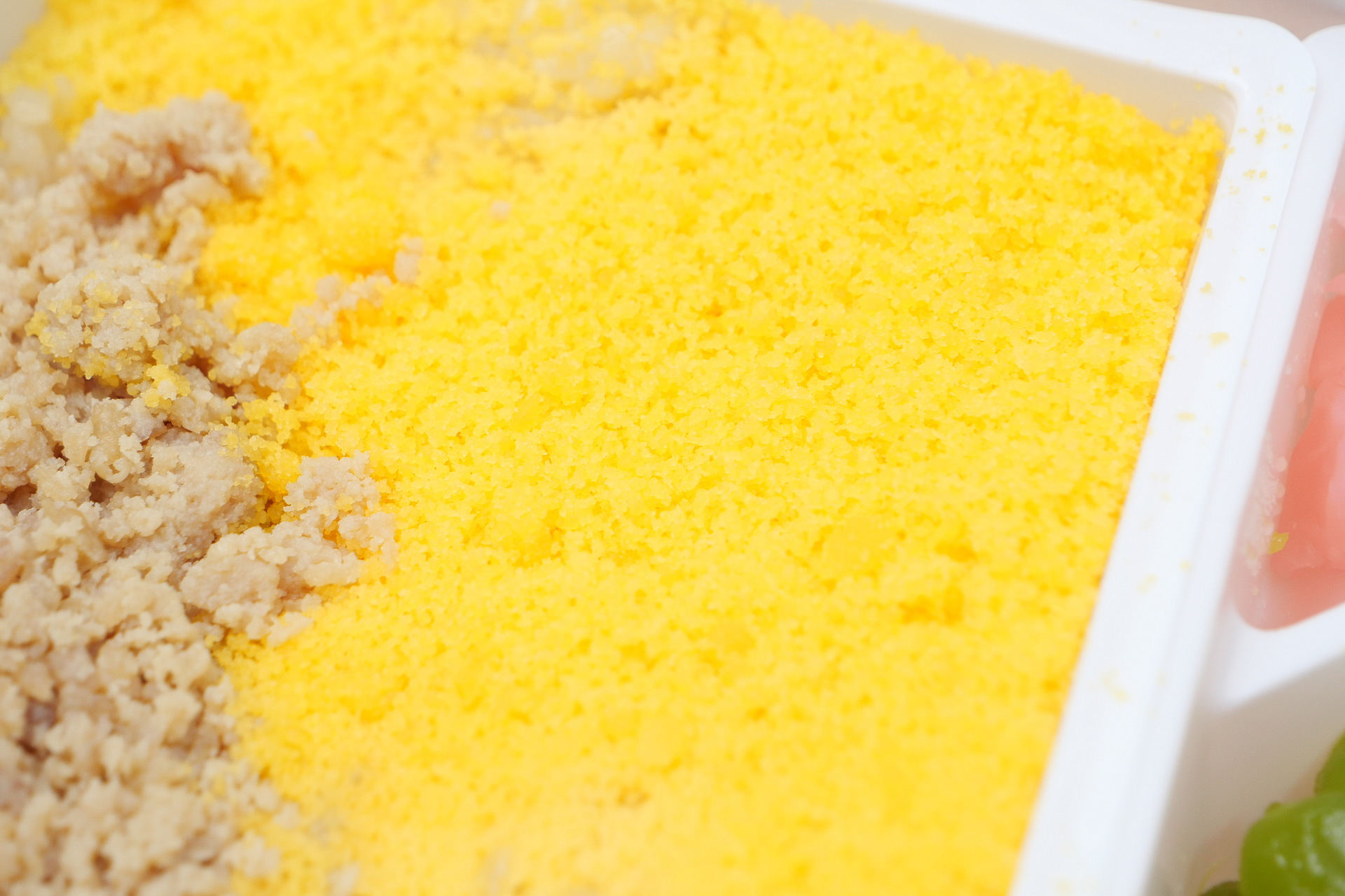 玉子そぼろはふわふわ食感。鶏肉そぼろと混ぜても風味が変わって、また違った美味しさとなる