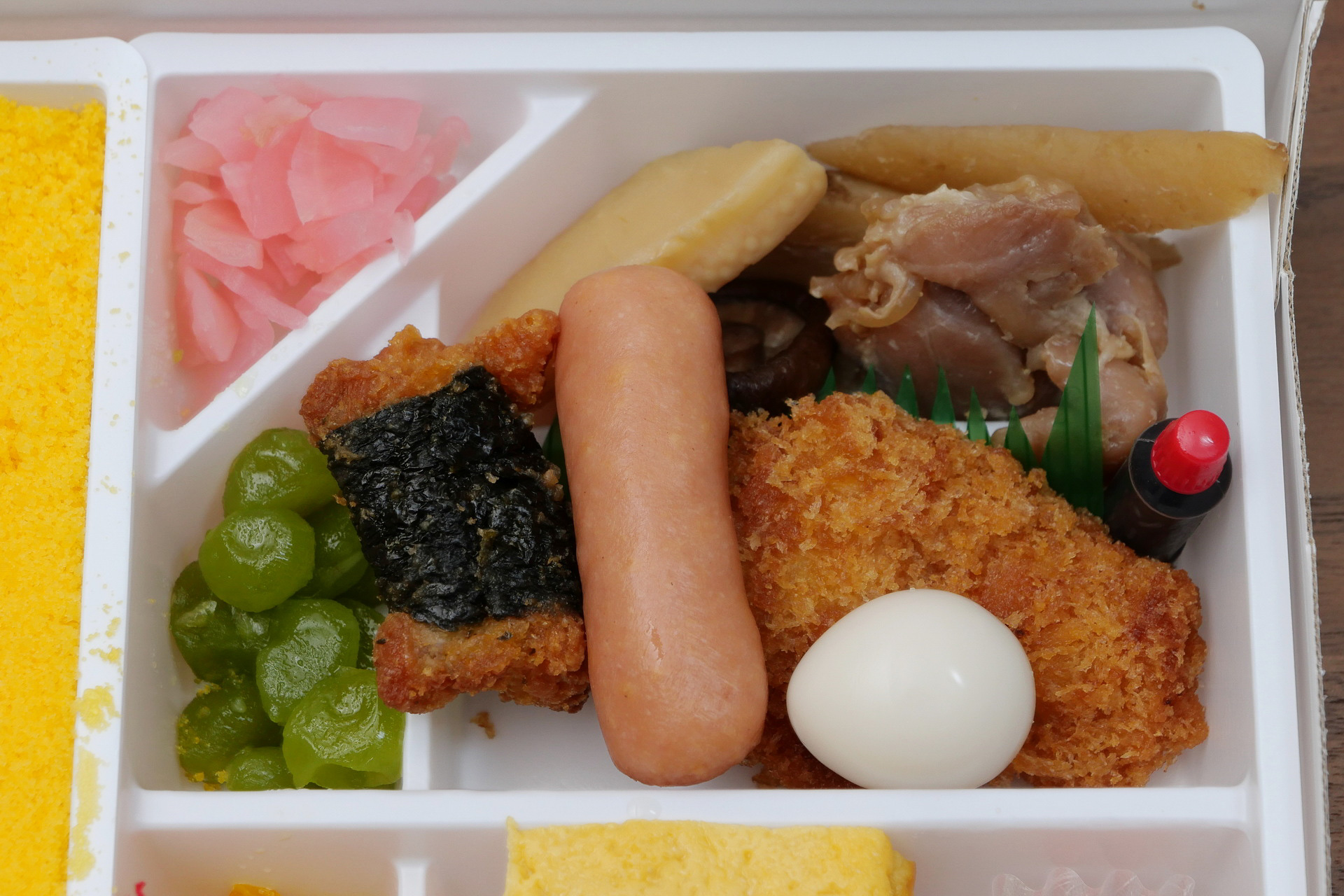 上段には、ささみカツ、鶏肉の照焼、鶏肉の磯辺揚げ、うずらの玉子の煮物と4種類の鶏肉料理。鶏肉のいろいろな美味しさが楽しめる