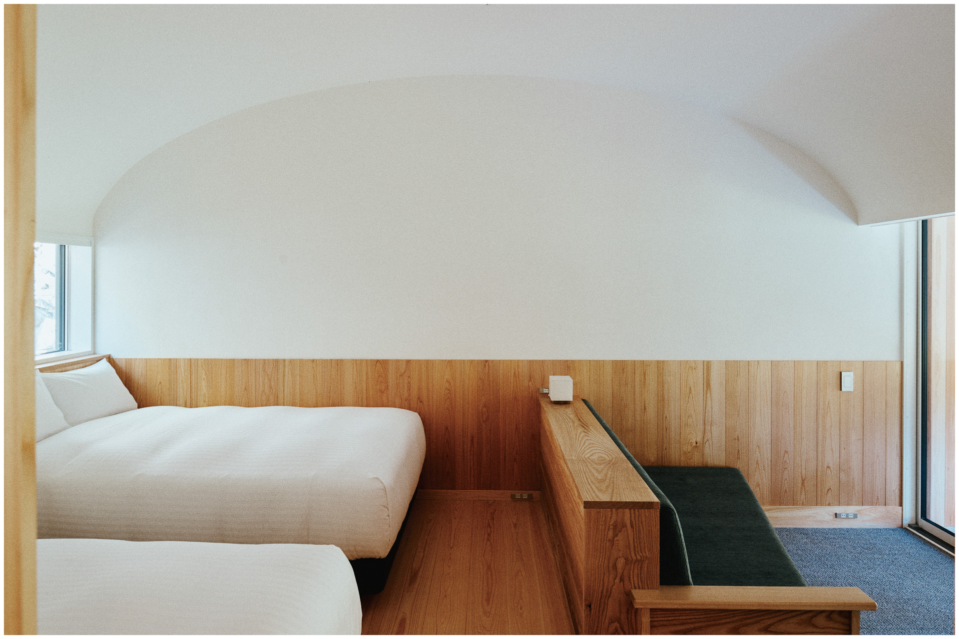 スギとサワラ、漆喰のミニマルな客室