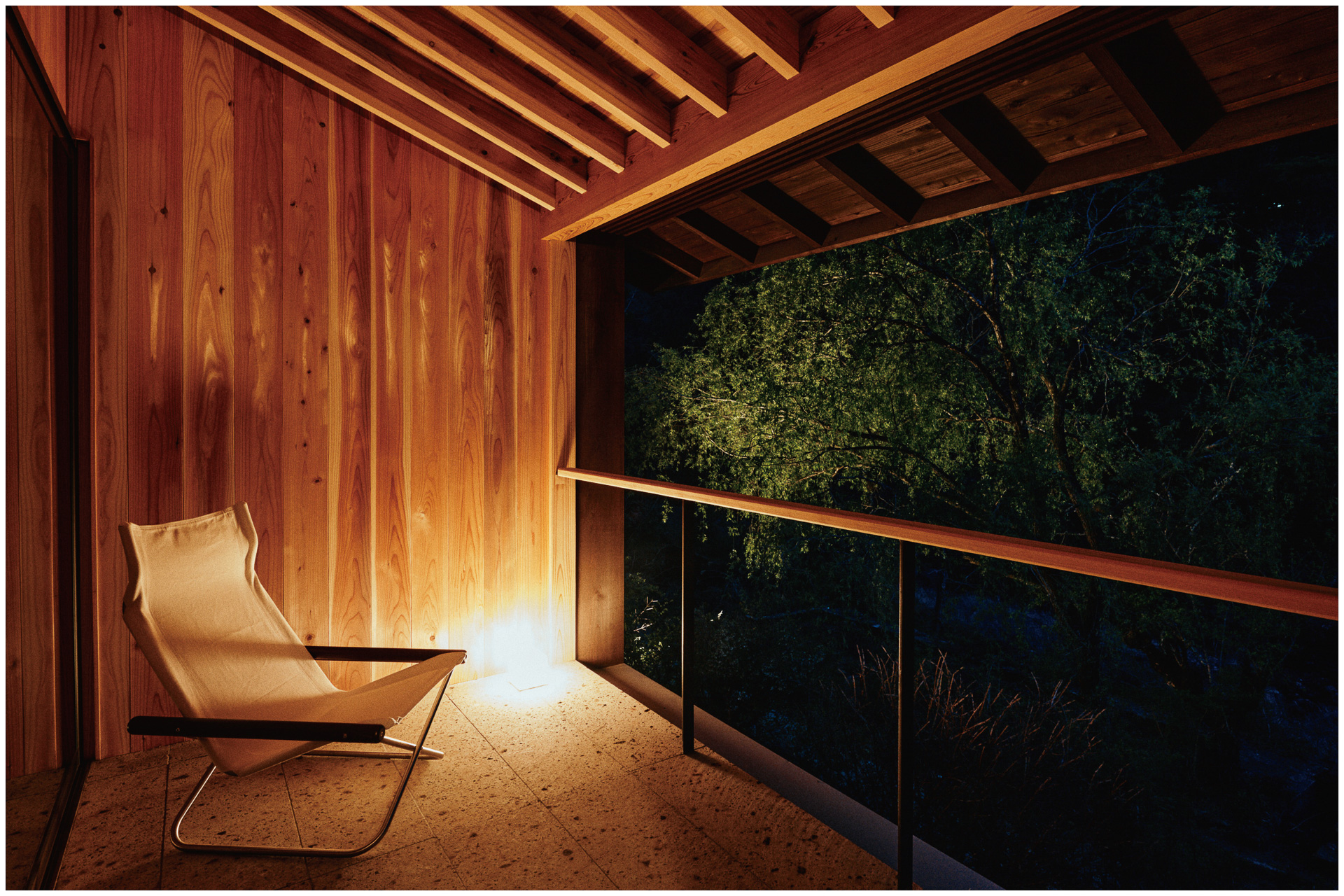 奥多摩の自然と客室をつなぐテラス