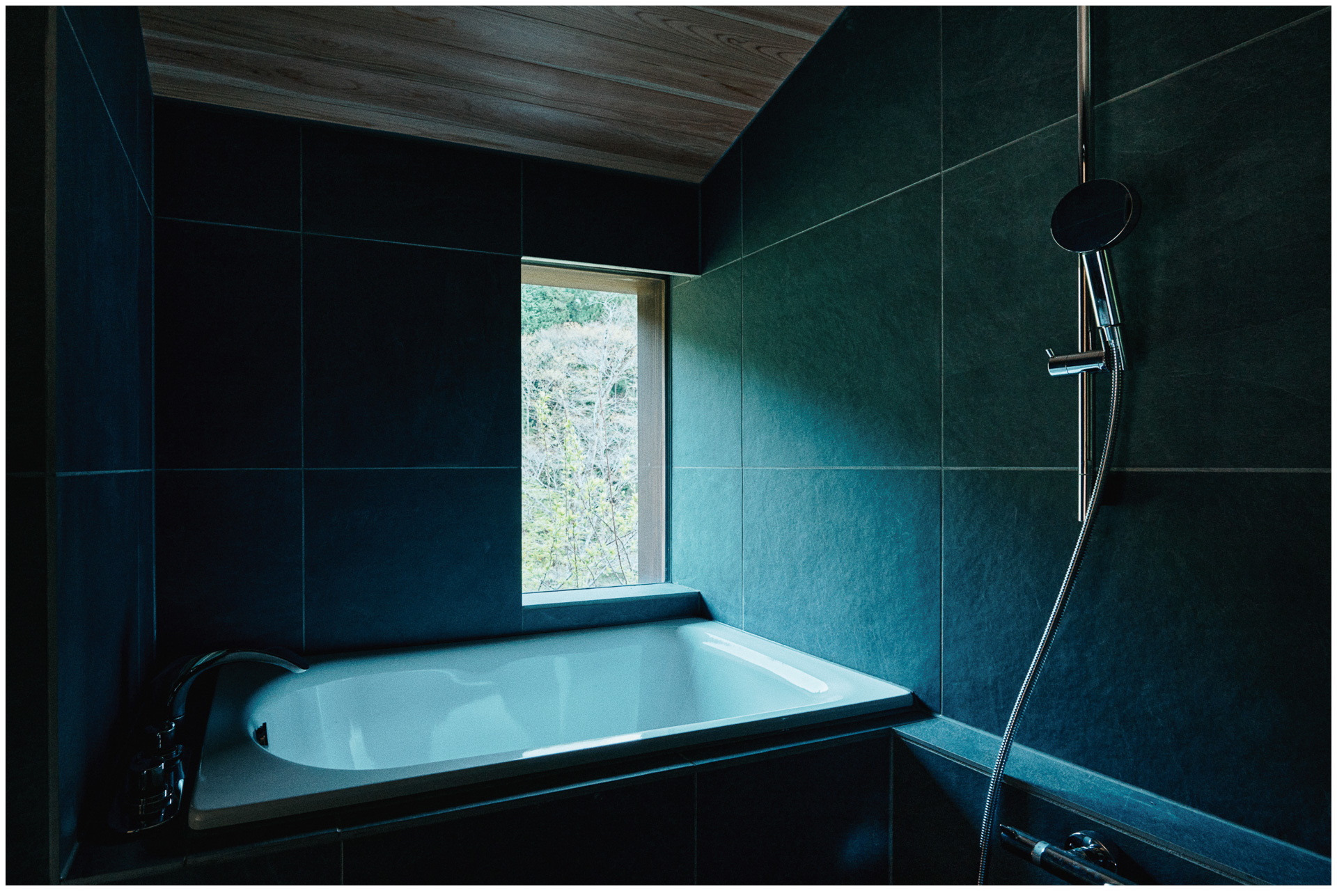 窓の外を眺めてゆったりできる浴室