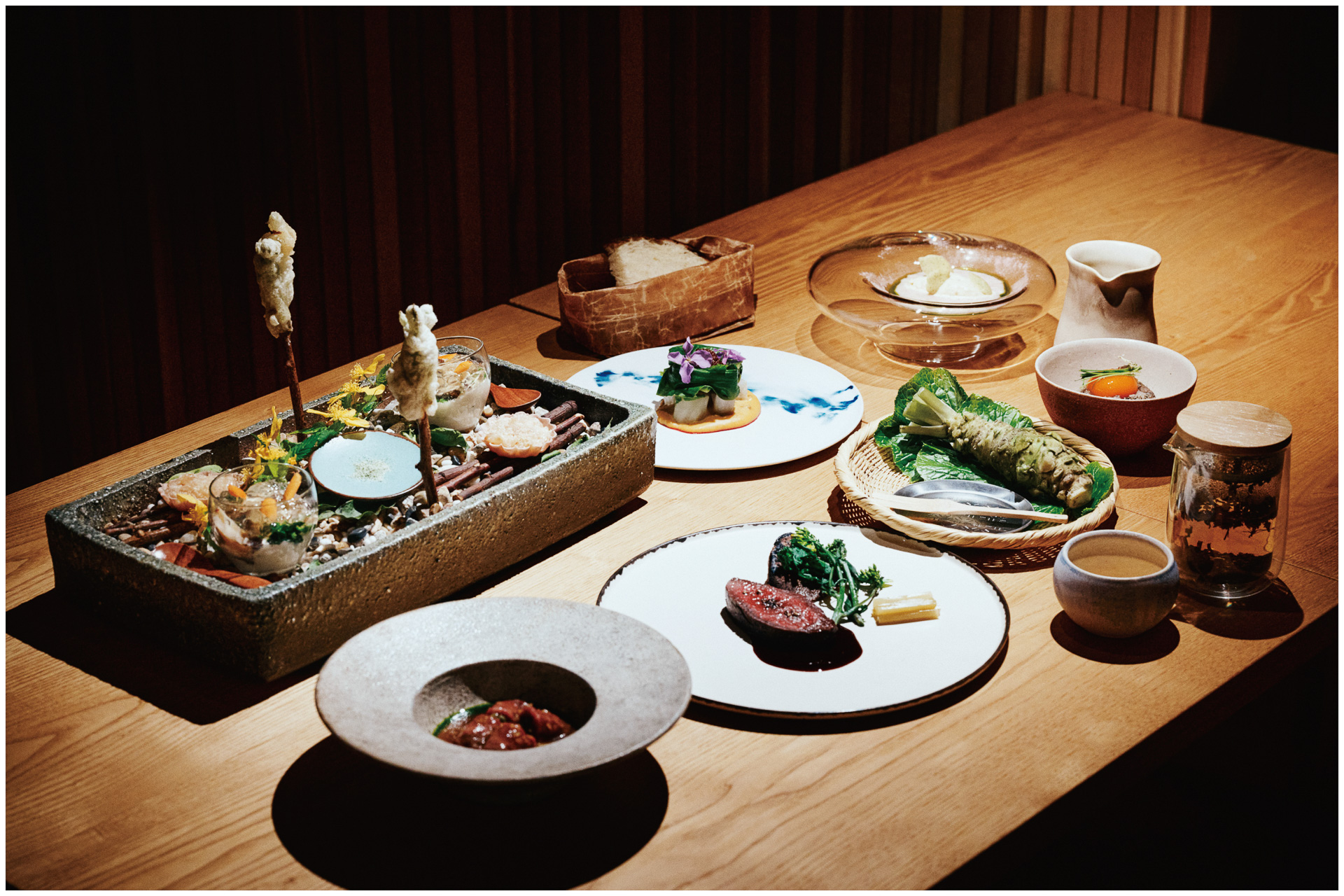 夕食は地元食材やシェフの自家農園で採れた食材を活かした料理を提供する