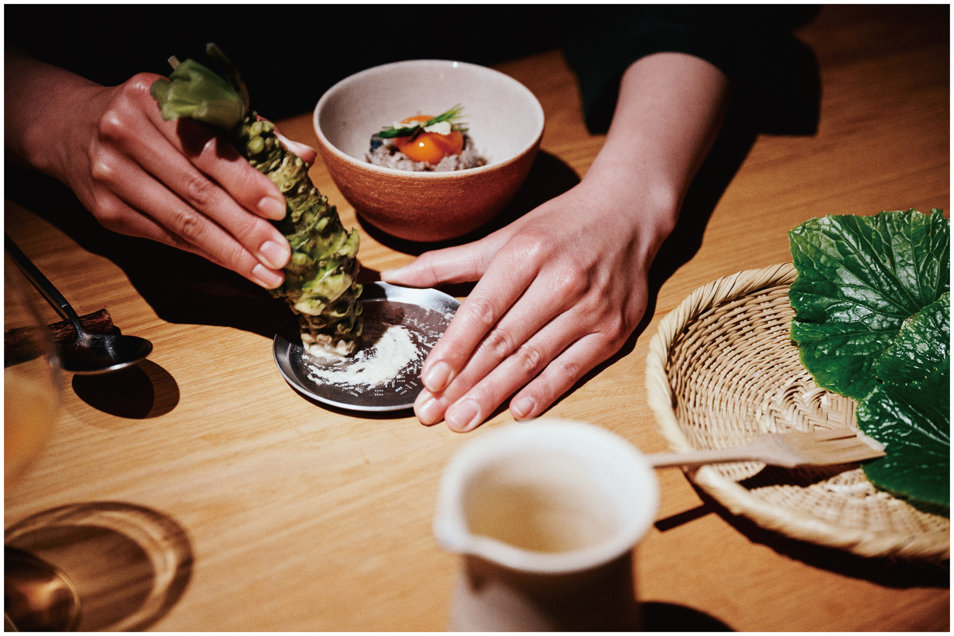 夕食は地元食材やシェフの自家農園で採れた食材を活かした料理を提供する