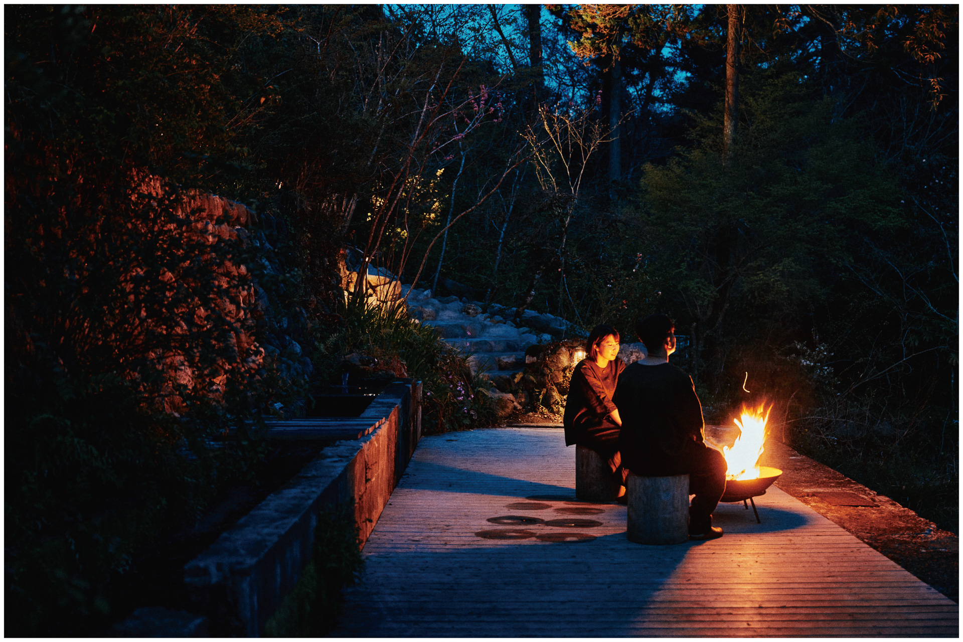 夜は庭のデッキで焚き火できる