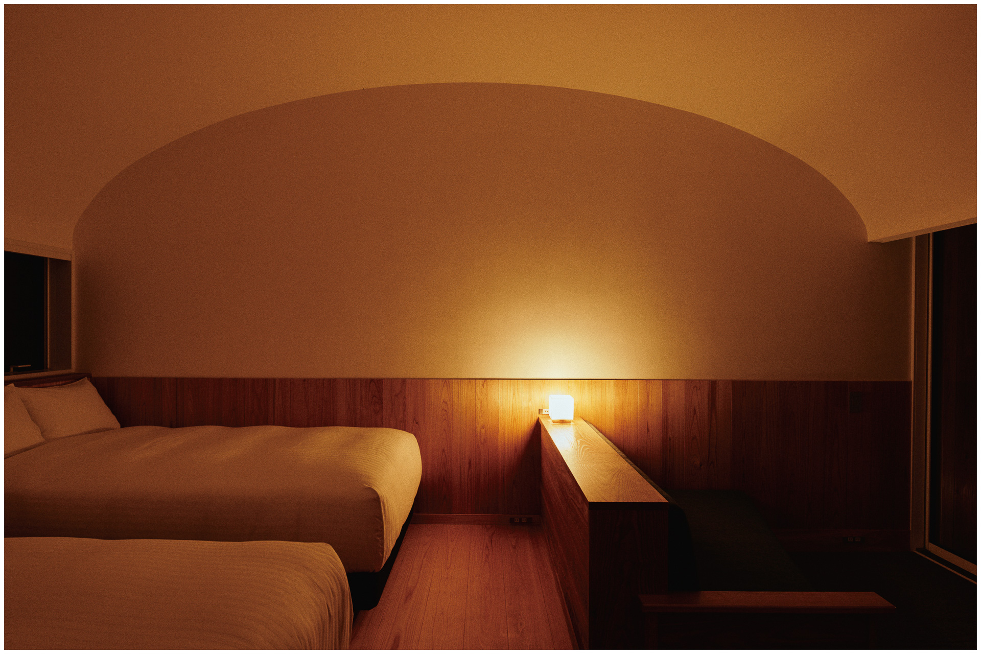 夜は庭のデッキで焚き火できる