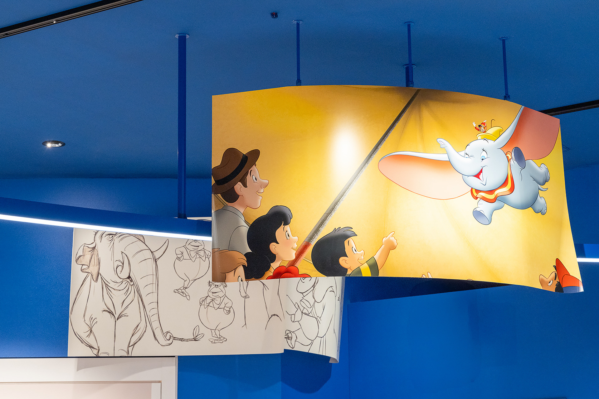 店内は装飾は、ディズニーの魔法で命を吹き込まれた絵本をイメージしている