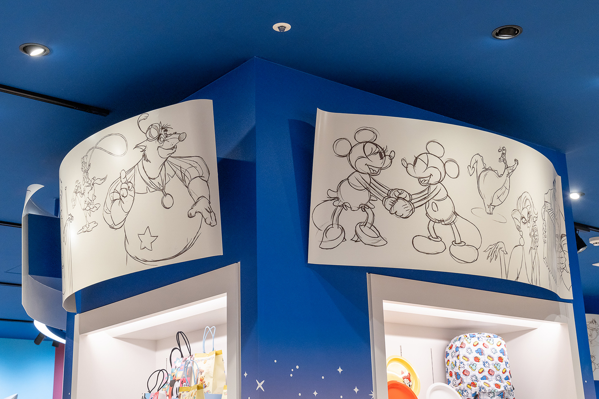 店内は装飾は、ディズニーの魔法で命を吹き込まれた絵本をイメージしている