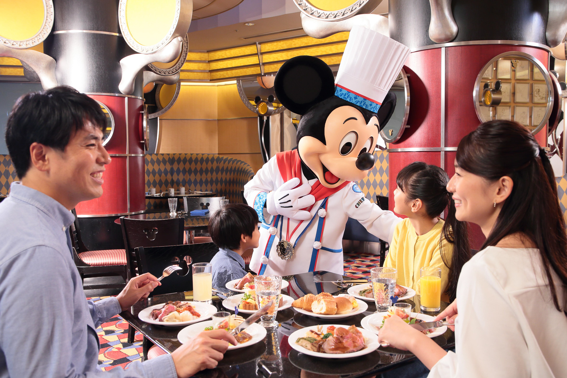 ミッキーマウスがテーブルを訪れる