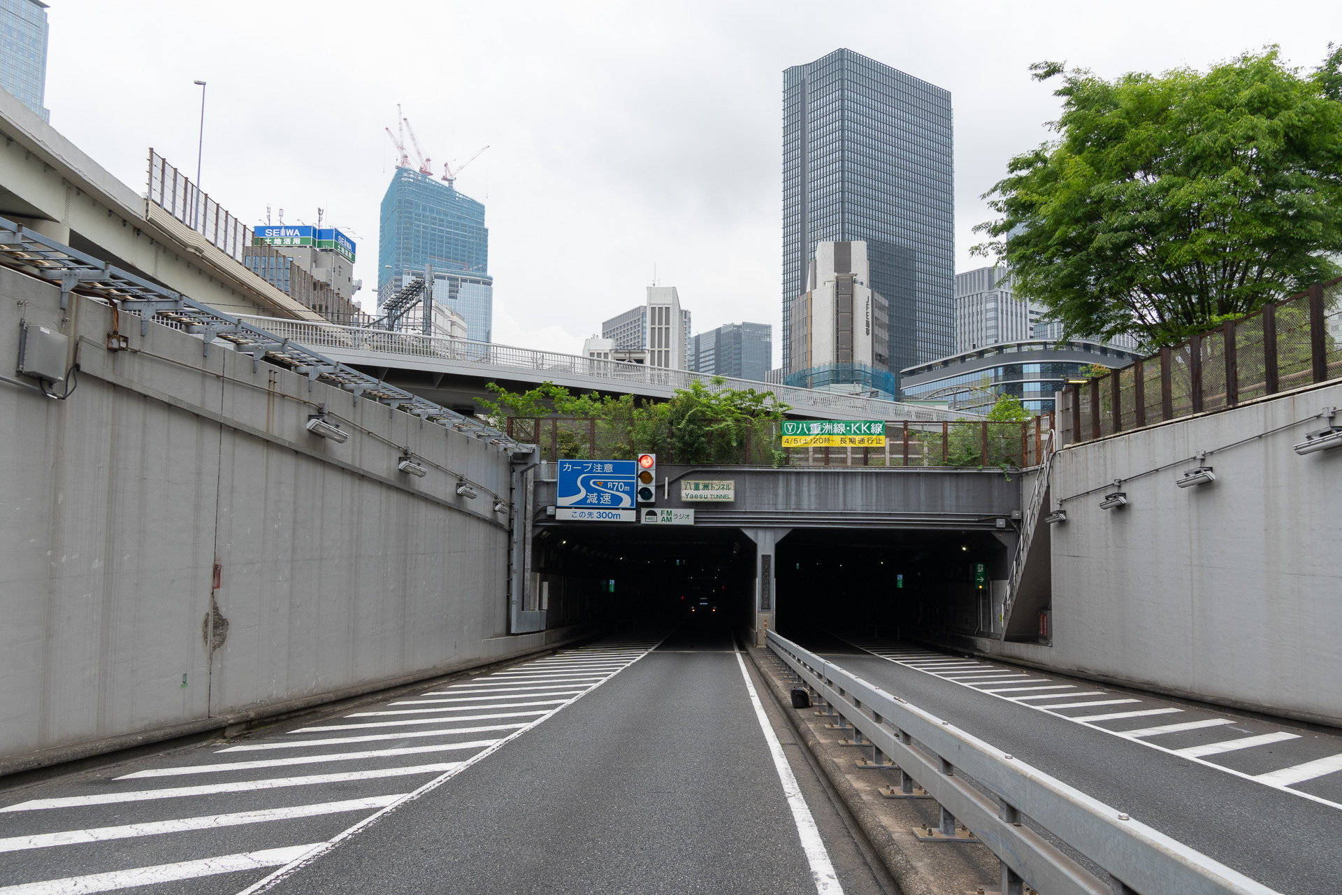神田橋JCT方面から見た八重洲トンネルの入口部分