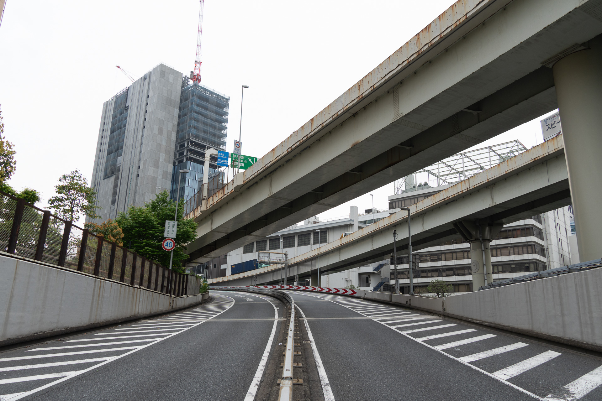 その後ろを振り返ったところ。神田橋方面に向かっている
