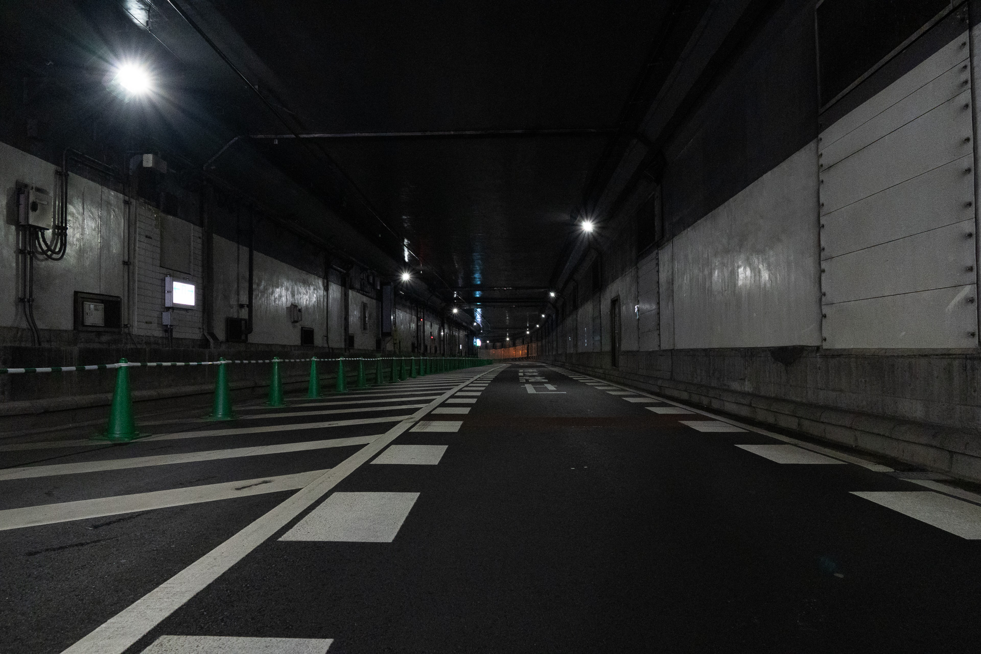 写真では分かりづらいが、非常電話のある少し手前で八重洲線南行きの新ルートに分岐する予定