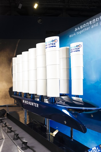 大阪・関西万博に展示されている未来の船・ウインドハンター（60分の1サイズ）