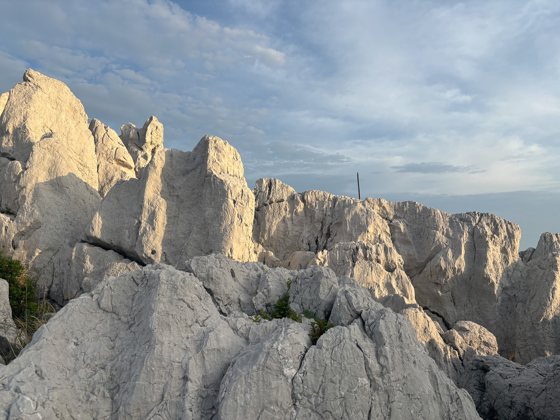 白い岩壁がなんとも幻想的