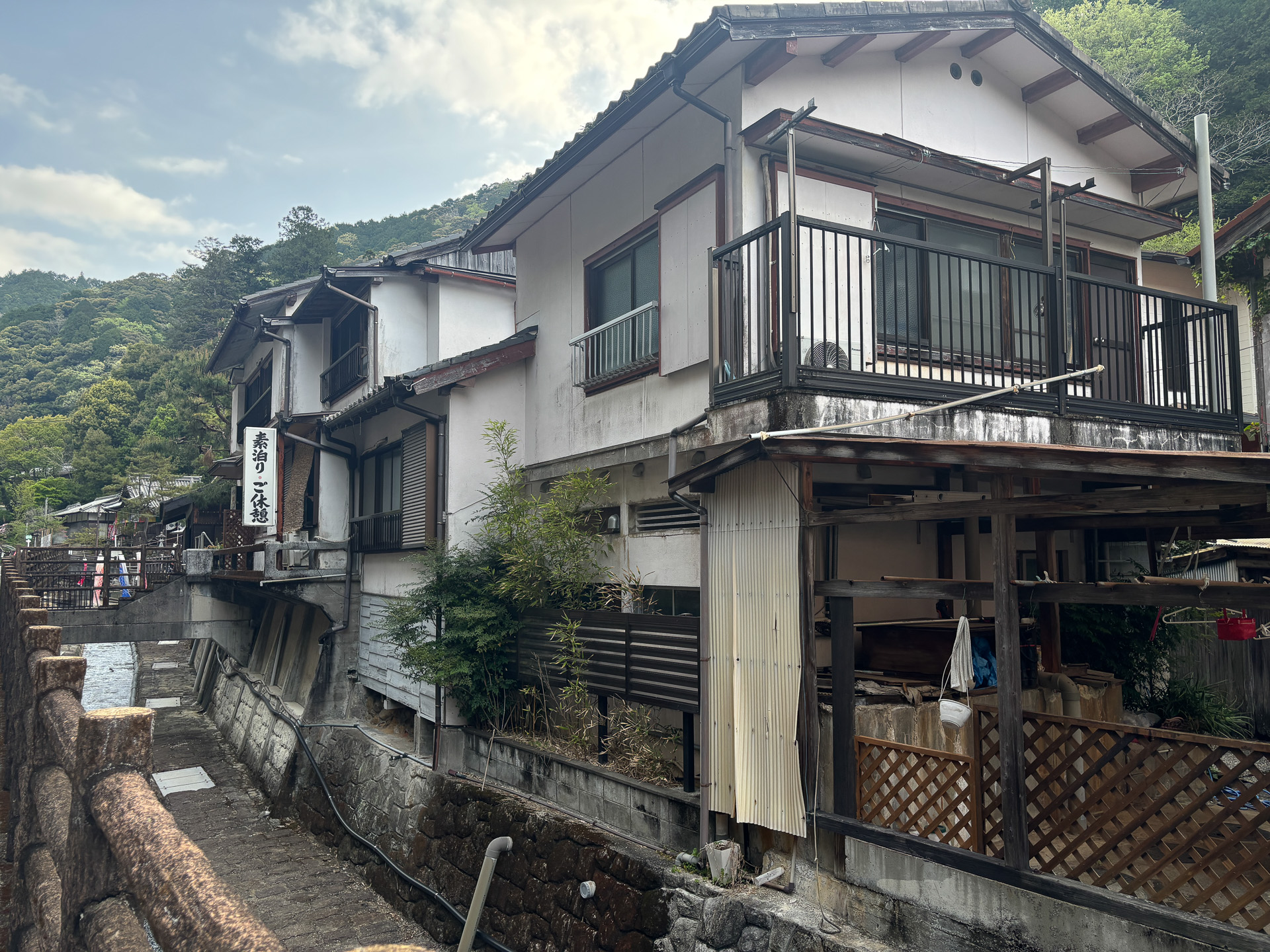山間にある湯の峰温泉