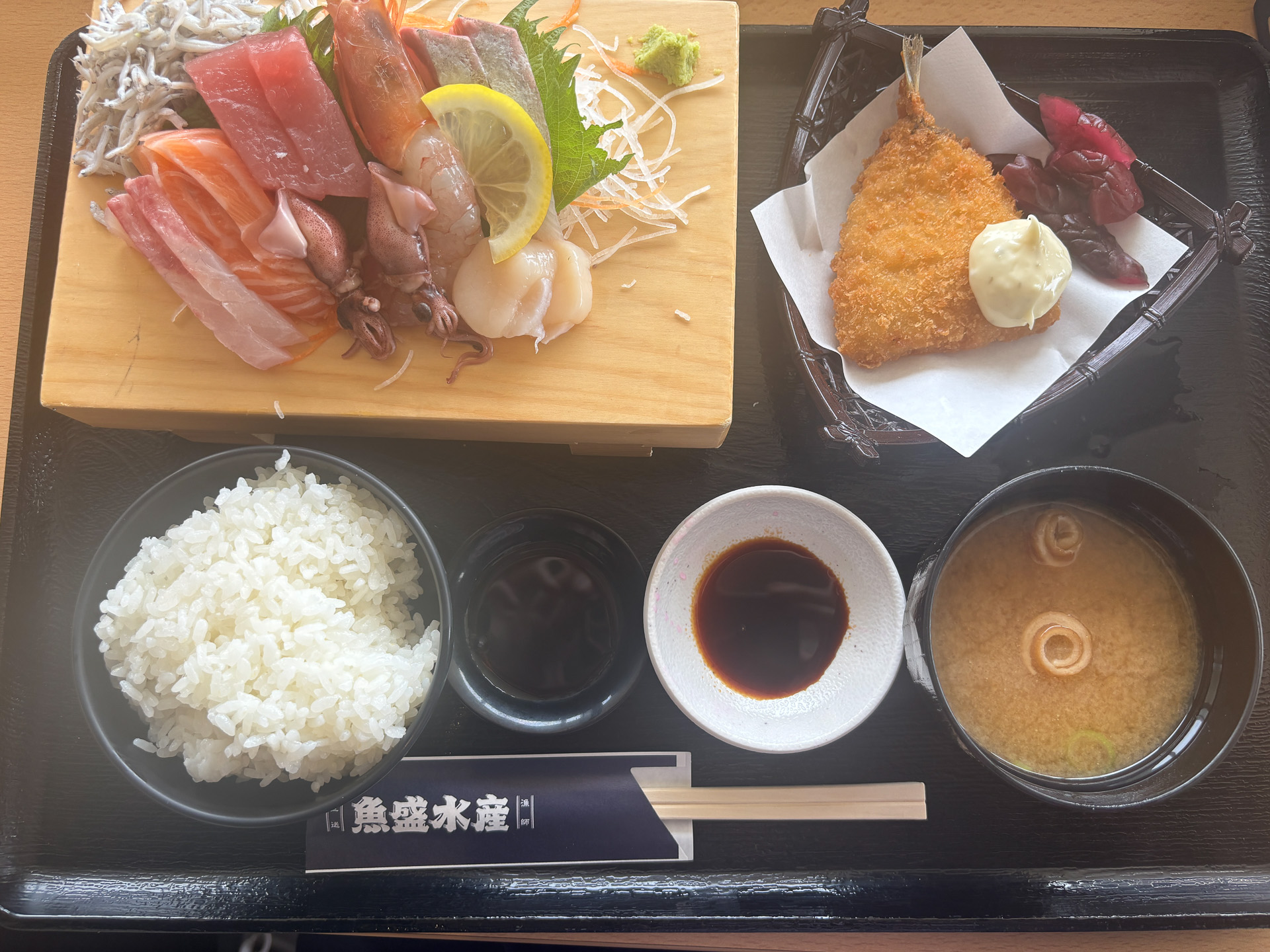 揚げ魚付きのお刺身定食
