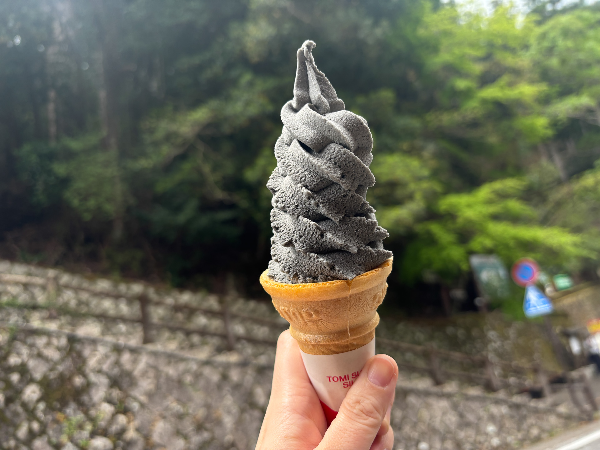 那智名物の黒飴のソフトクリーム