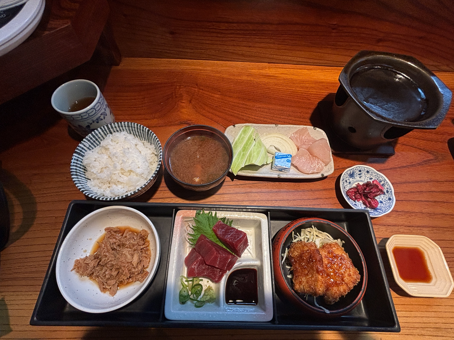 定食は刺身、カツ、そぼろ煮、マグロ鉄板焼き