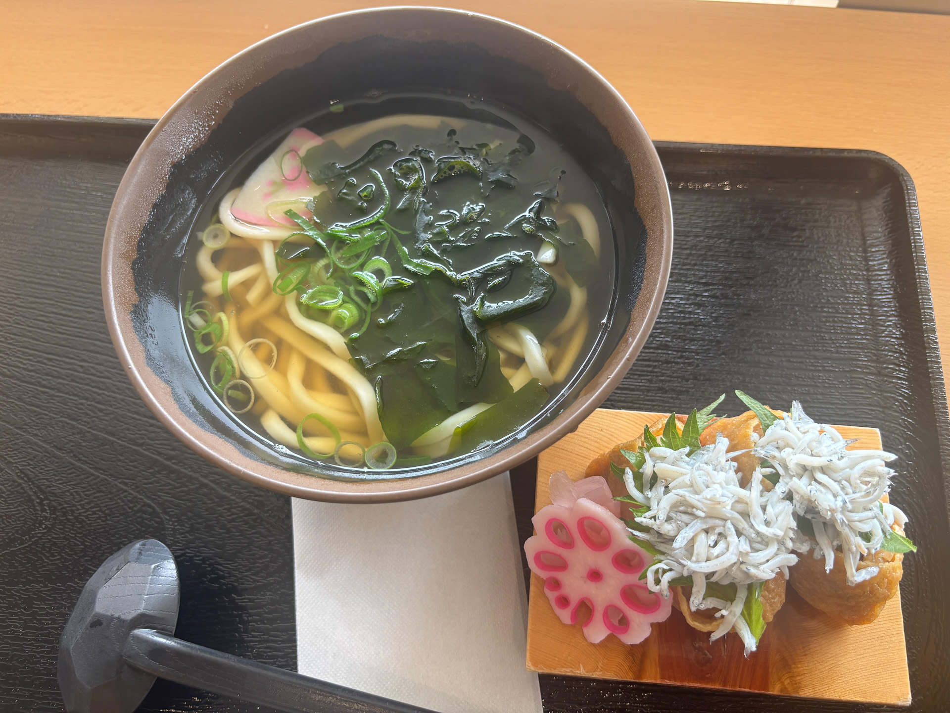 しらすいなりとうどんのセット