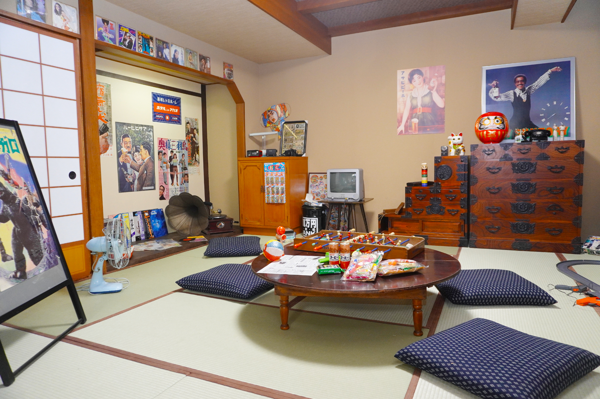 つい夜ふかしして遊びたくなるような“昭和の趣味部屋”をホテルの一室に再現