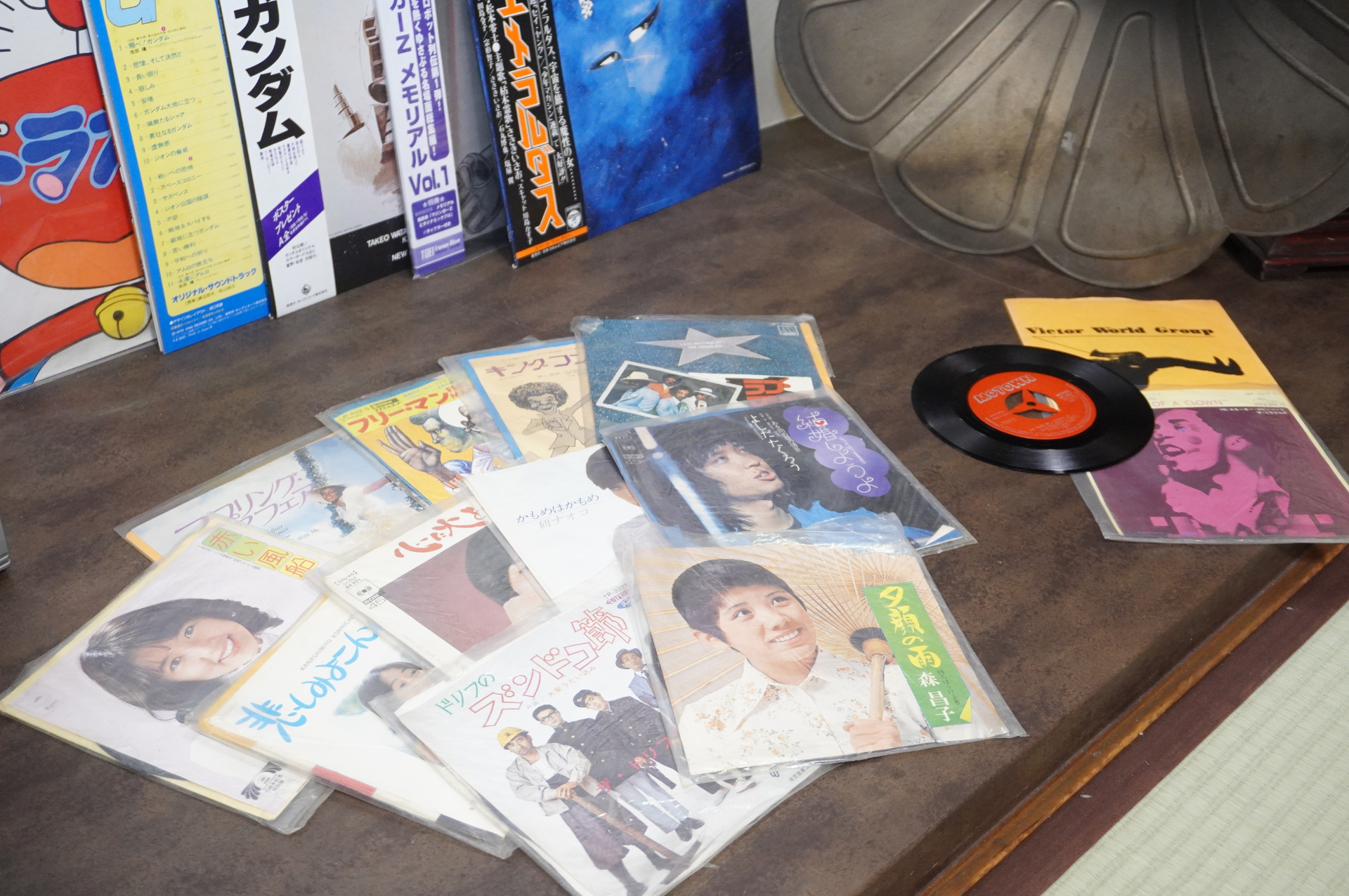 「昭和夜ふかしルーム」のアイテムは、部屋の飾りではなく“実際に遊んで使っていい本物”というのがこだわりポイント