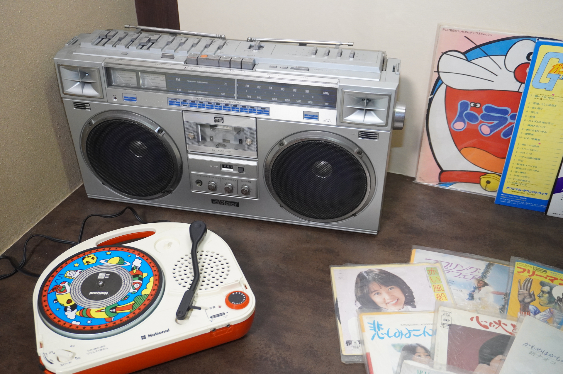 「昭和夜ふかしルーム」のアイテムは、部屋の飾りではなく“実際に遊んで使っていい本物”というのがこだわりポイント