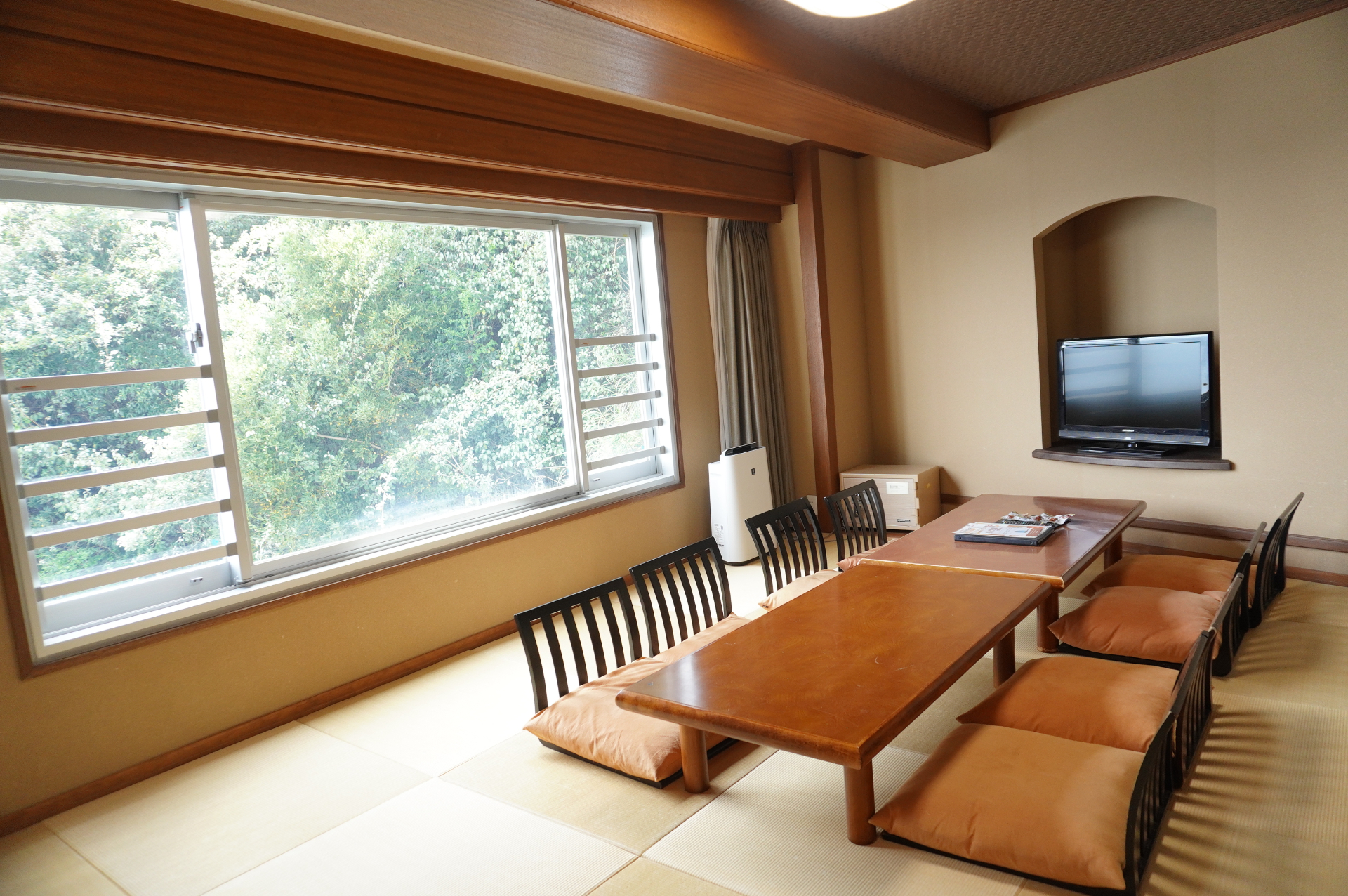 遊ぶ部屋とは別に、海を望む和室のリビングルーム、レトロモダンな洋室ベッドルーム、バス・トイレが備わる