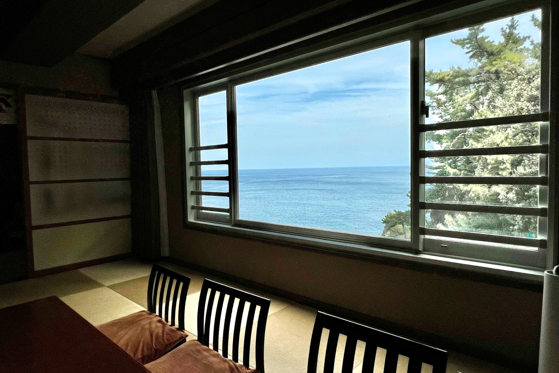 遊ぶ部屋とは別に、海を望む和室のリビングルーム、レトロモダンな洋室ベッドルーム、バス・トイレが備わる