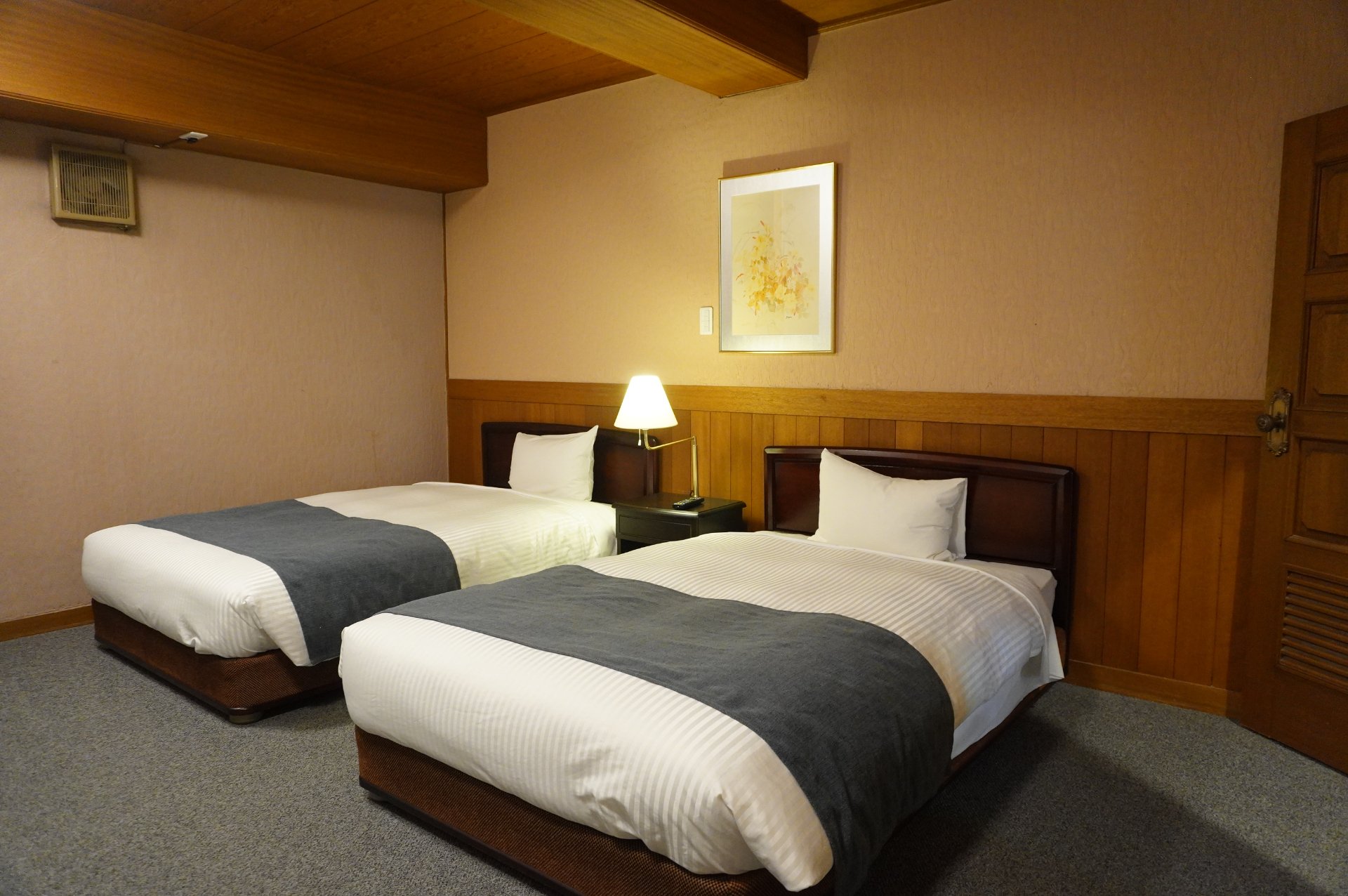 遊ぶ部屋とは別に、海を望む和室のリビングルーム、レトロモダンな洋室ベッドルーム、バス・トイレが備わる