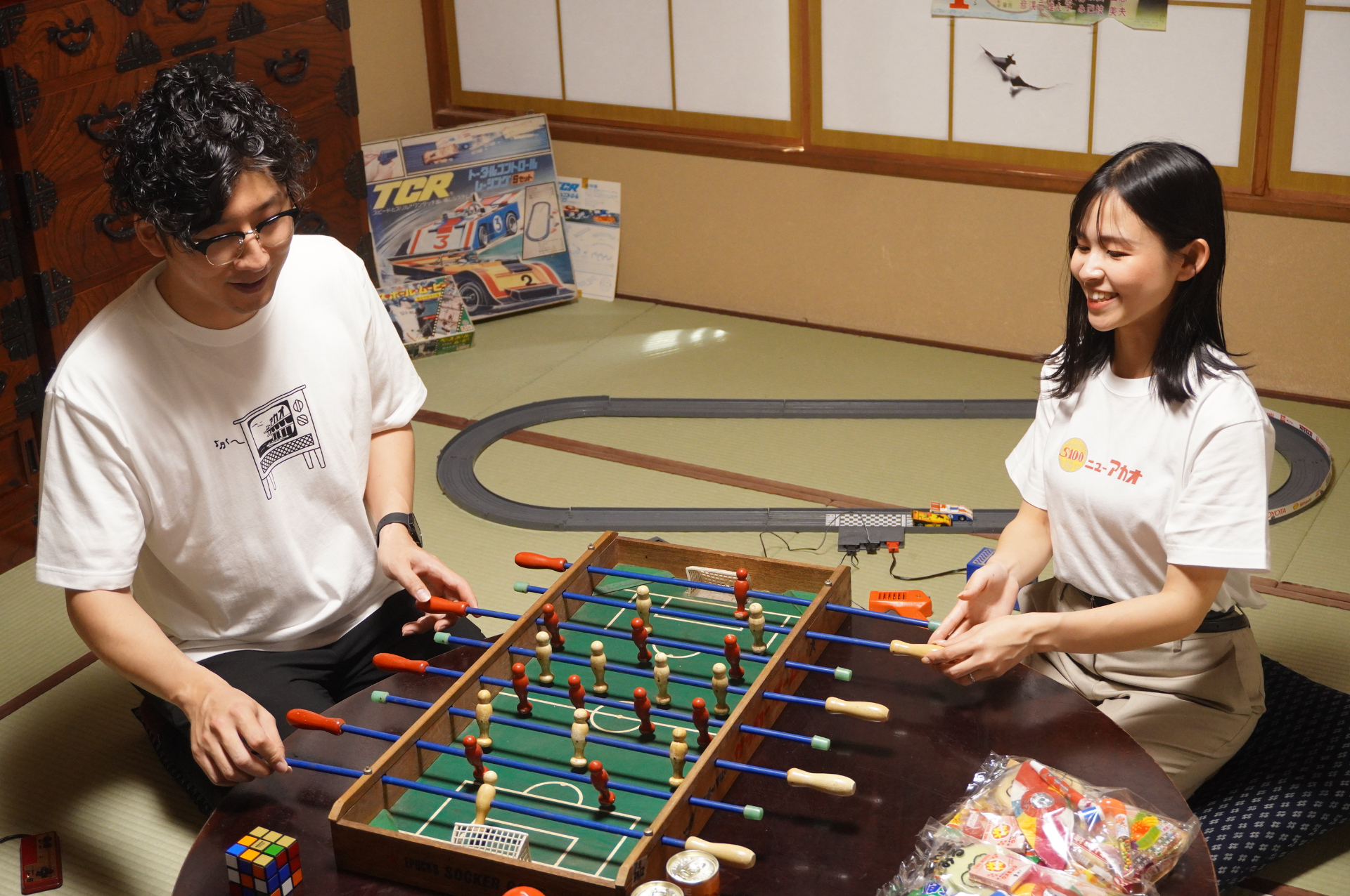 棒をスライドさせたり回転させたりすることで人形を操り得点ゴールを決めるアナログゲーム「サッカー盤」